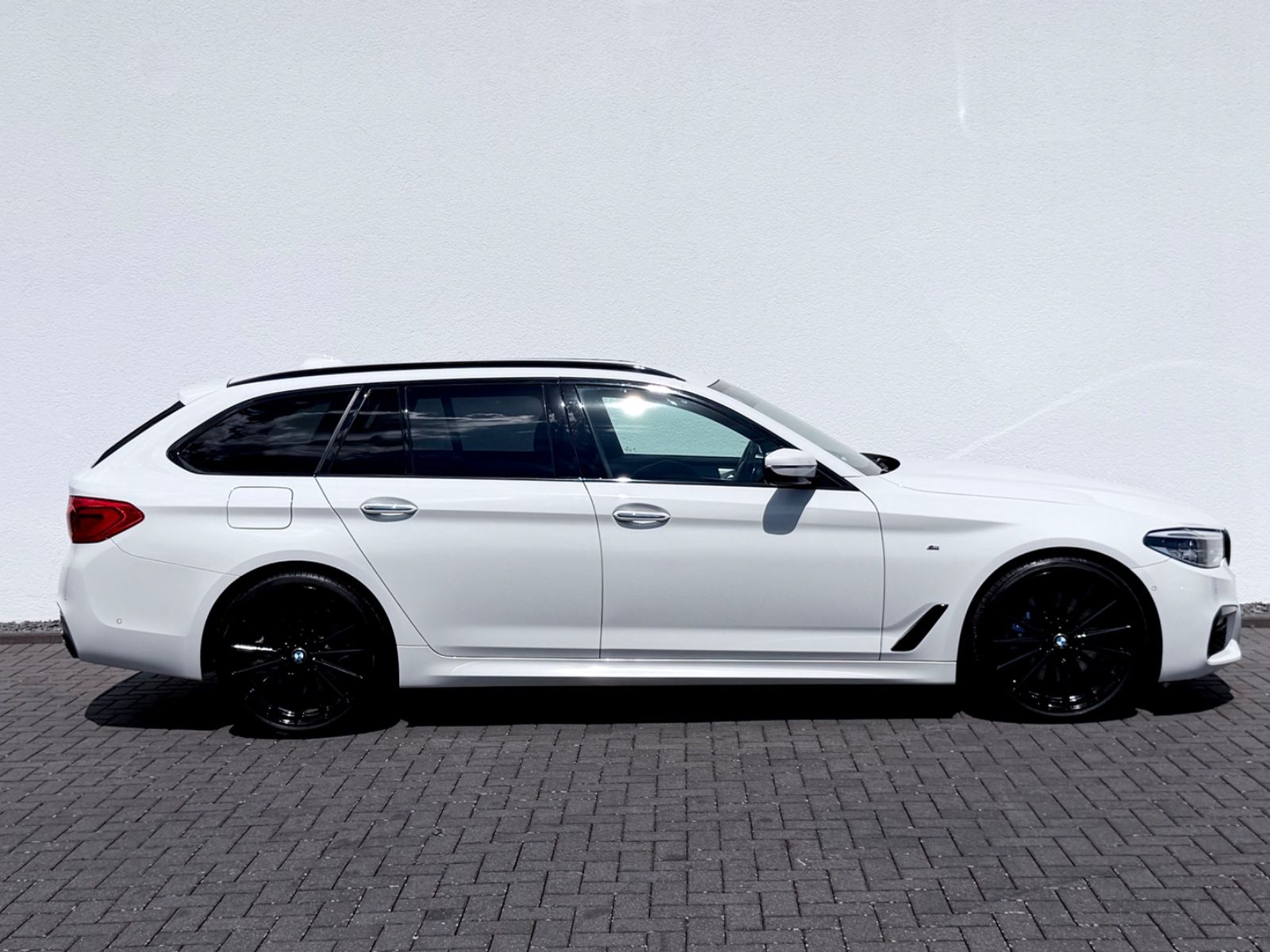 BMW 540i Touring xDrive M Sport Paket /LED/ACC/HUD/ - Bild 4 BMW 540i Touring xDrive M Sport Paket /LED/ACC/HUD/ in ALPINWEISS III als Kombi - Fahrzeugfoto 4