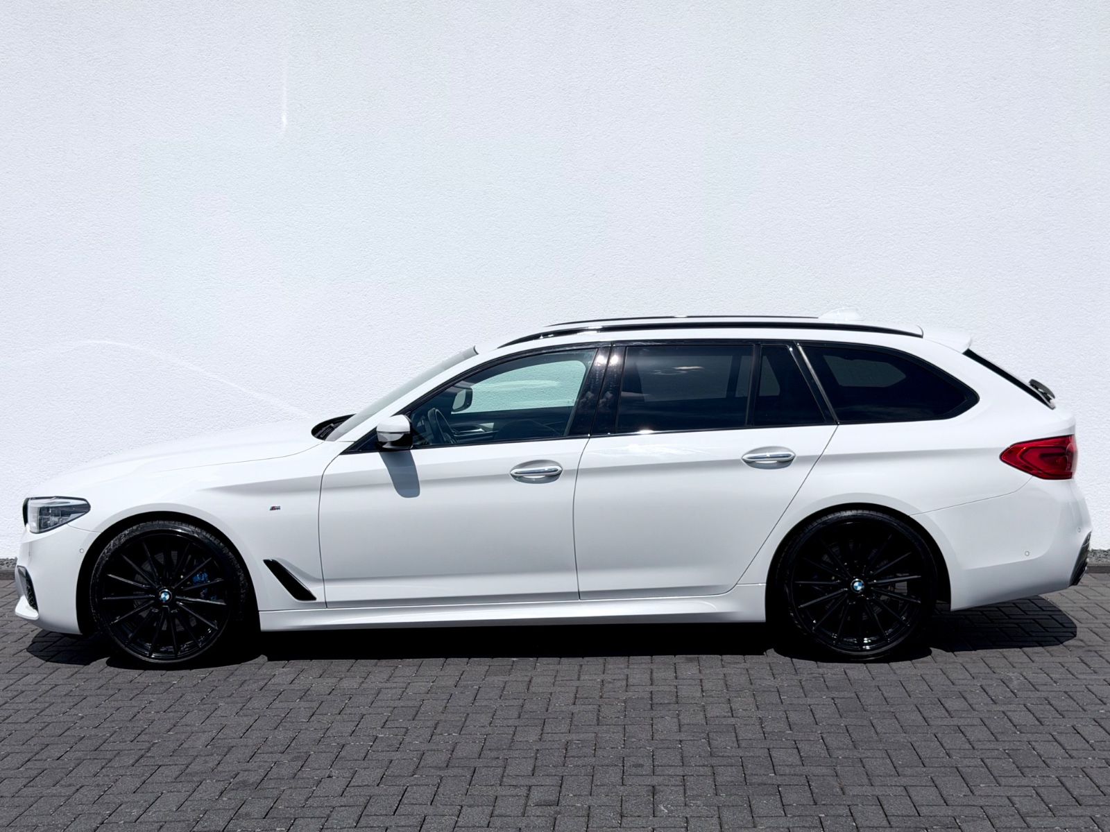 BMW 540i Touring xDrive M Sport Paket /LED/ACC/HUD/ - Bild 8 BMW 540i Touring xDrive M Sport Paket /LED/ACC/HUD/ in ALPINWEISS III als Kombi - Fahrzeugfoto 8