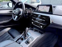 BMW 540i Touring xDrive M Sport Paket /LED/ACC/HUD/ in Weiß als Kombi - Fahrzeugfoto 12