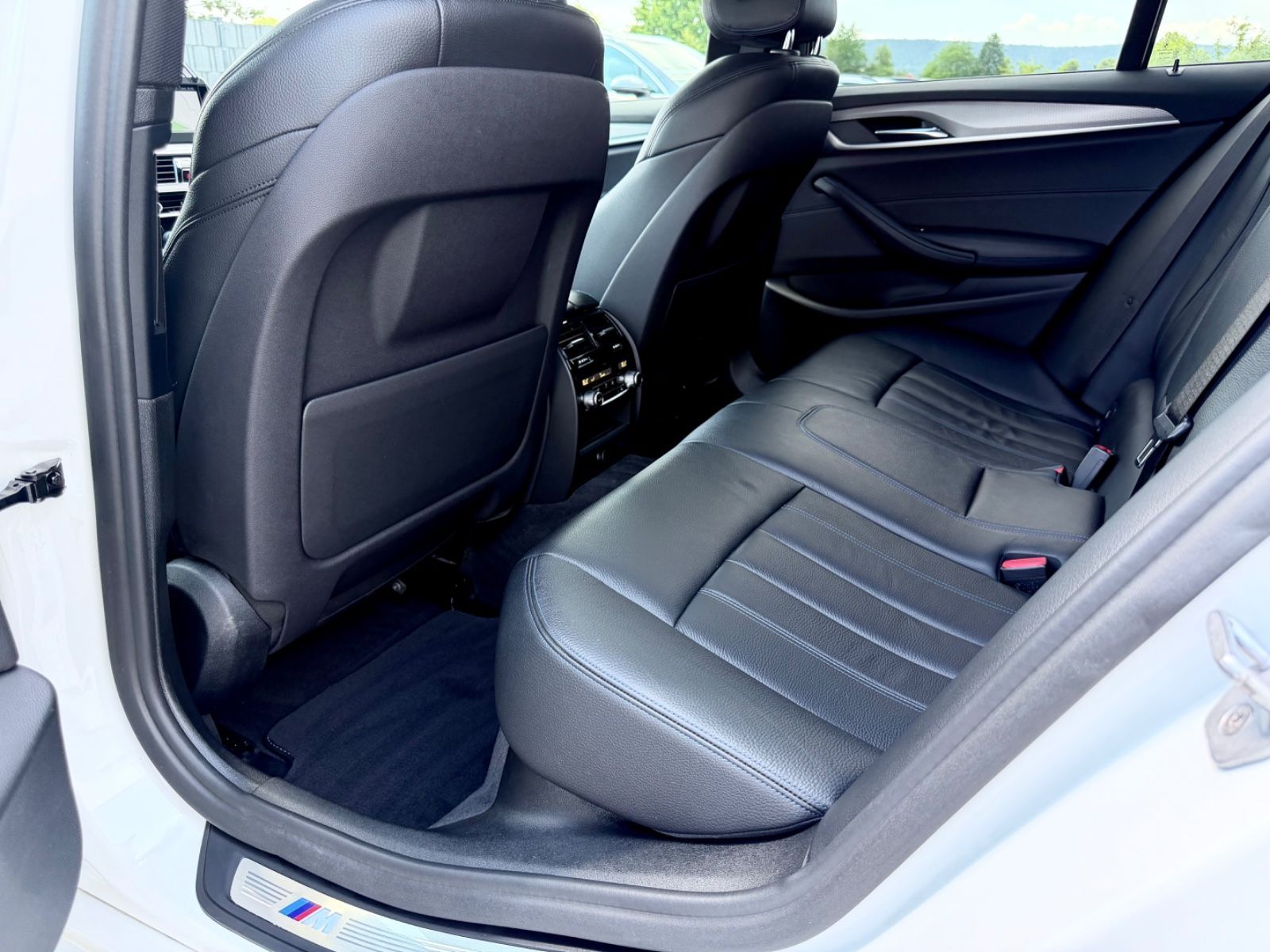 BMW 540i Touring xDrive M Sport Paket /LED/ACC/HUD/ - Bild 14 BMW 540i Touring xDrive M Sport Paket /LED/ACC/HUD/ in ALPINWEISS III als Kombi - Fahrzeugfoto 14