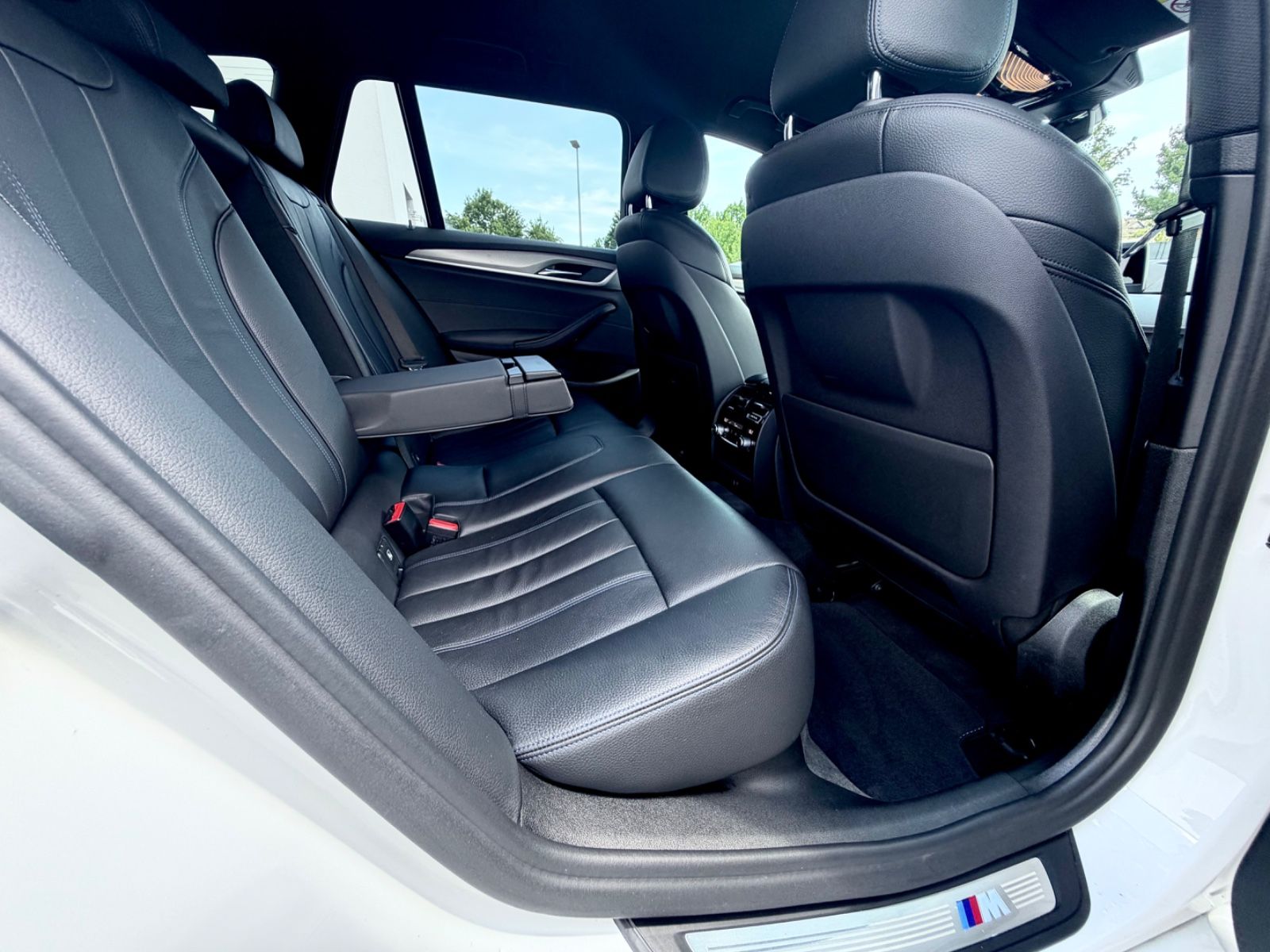 BMW 540i Touring xDrive M Sport Paket /LED/ACC/HUD/ - Bild 16 BMW 540i Touring xDrive M Sport Paket /LED/ACC/HUD/ in ALPINWEISS III als Kombi - Fahrzeugfoto 16