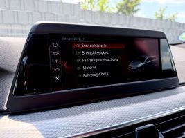 BMW 540i Touring xDrive M Sport Paket /LED/ACC/HUD/ in Weiß als Kombi - Fahrzeugfoto 22