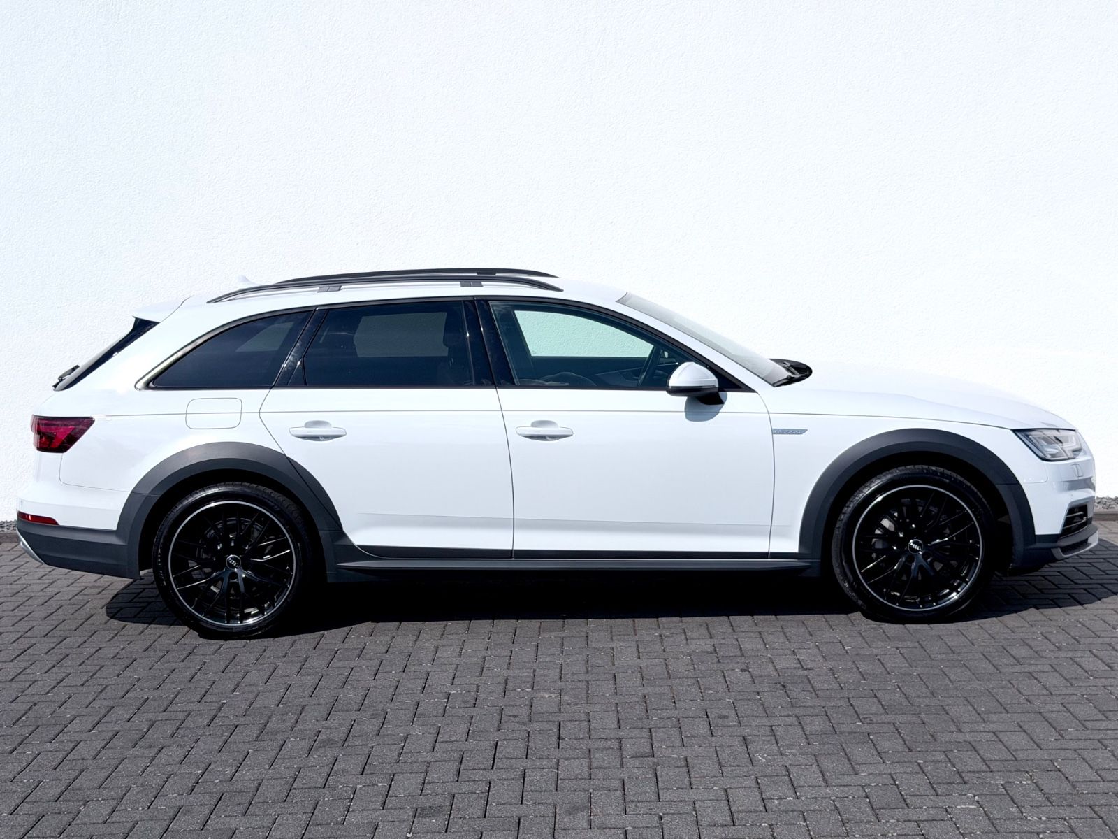 Audi A4 Allroad 2.0 TDI quattro/NAVI/LED/PDC/GARANTIE - Bild 4 Audi A4 Allroad 2.0 TDI quattro/NAVI/LED/PDC/GARANTIE in GLETSCHERWEISS als Kombi - Fahrzeugfoto 4