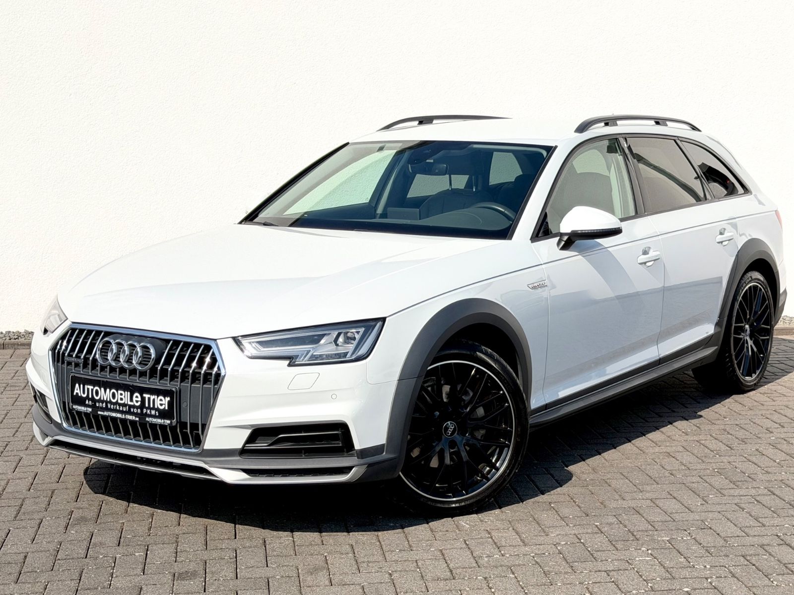 Audi A4 Allroad 2.0 TDI quattro/NAVI/LED/PDC/GARANTIE in Weiß als Kombi - Fahrzeugfoto 1