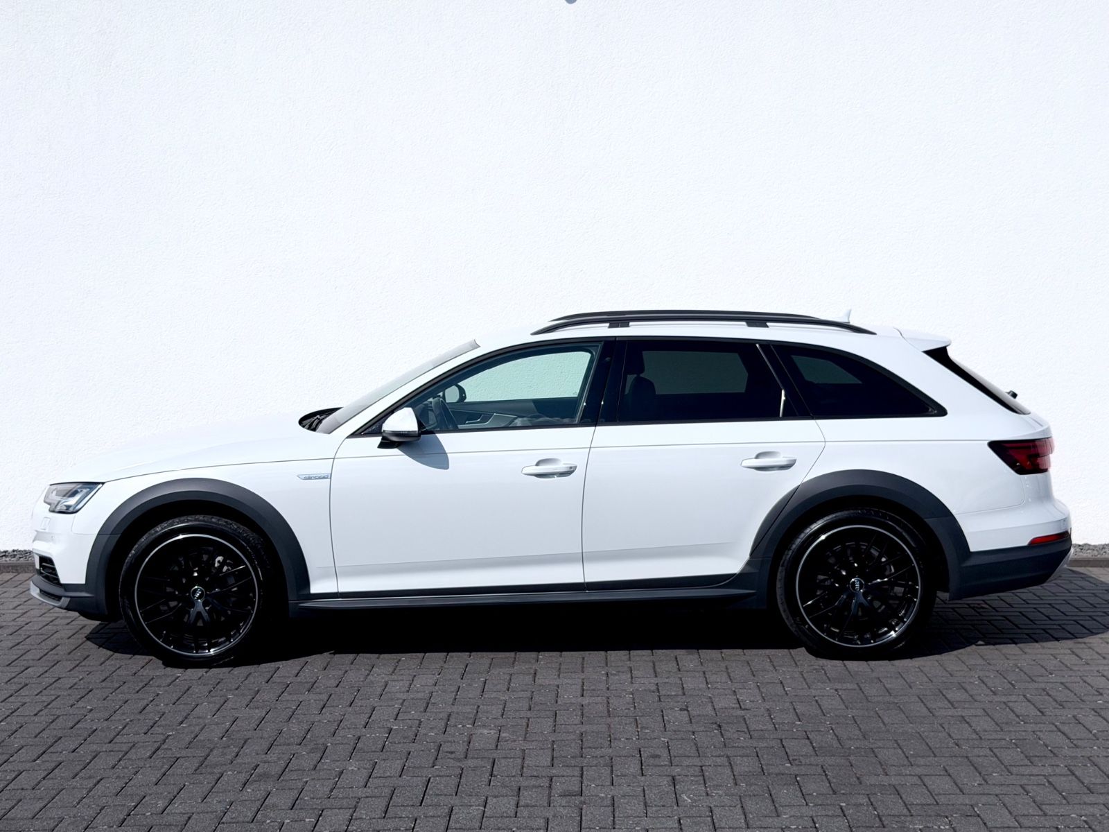 Audi A4 Allroad 2.0 TDI quattro/NAVI/LED/PDC/GARANTIE - Bild 8 Audi A4 Allroad 2.0 TDI quattro/NAVI/LED/PDC/GARANTIE in GLETSCHERWEISS als Kombi - Fahrzeugfoto 8