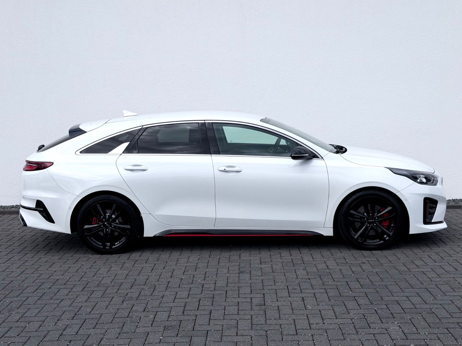 Kia ProCeed GT /NAVI/LED/CAM/CARPLAY/AHK/GARANTIE/ - Bild 4 Kia ProCeed GT /NAVI/LED/CAM/CARPLAY/AHK/GARANTIE/ in DELUXE WHITE als Kombi - Fahrzeugfoto 4