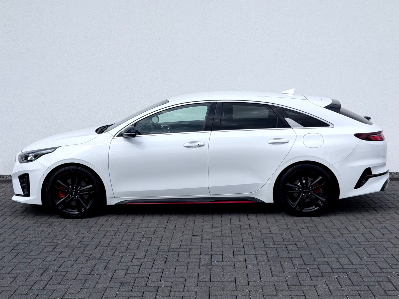 Kia ProCeed GT /NAVI/LED/CAM/CARPLAY/AHK/GARANTIE/ - Bild 8 Kia ProCeed GT /NAVI/LED/CAM/CARPLAY/AHK/GARANTIE/ in DELUXE WHITE als Kombi - Fahrzeugfoto 8