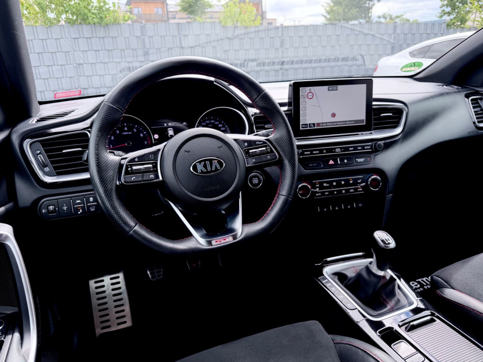 Kia ProCeed GT /NAVI/LED/CAM/CARPLAY/AHK/GARANTIE/ - Bild 10 Kia ProCeed GT /NAVI/LED/CAM/CARPLAY/AHK/GARANTIE/ in DELUXE WHITE als Kombi - Fahrzeugfoto 10