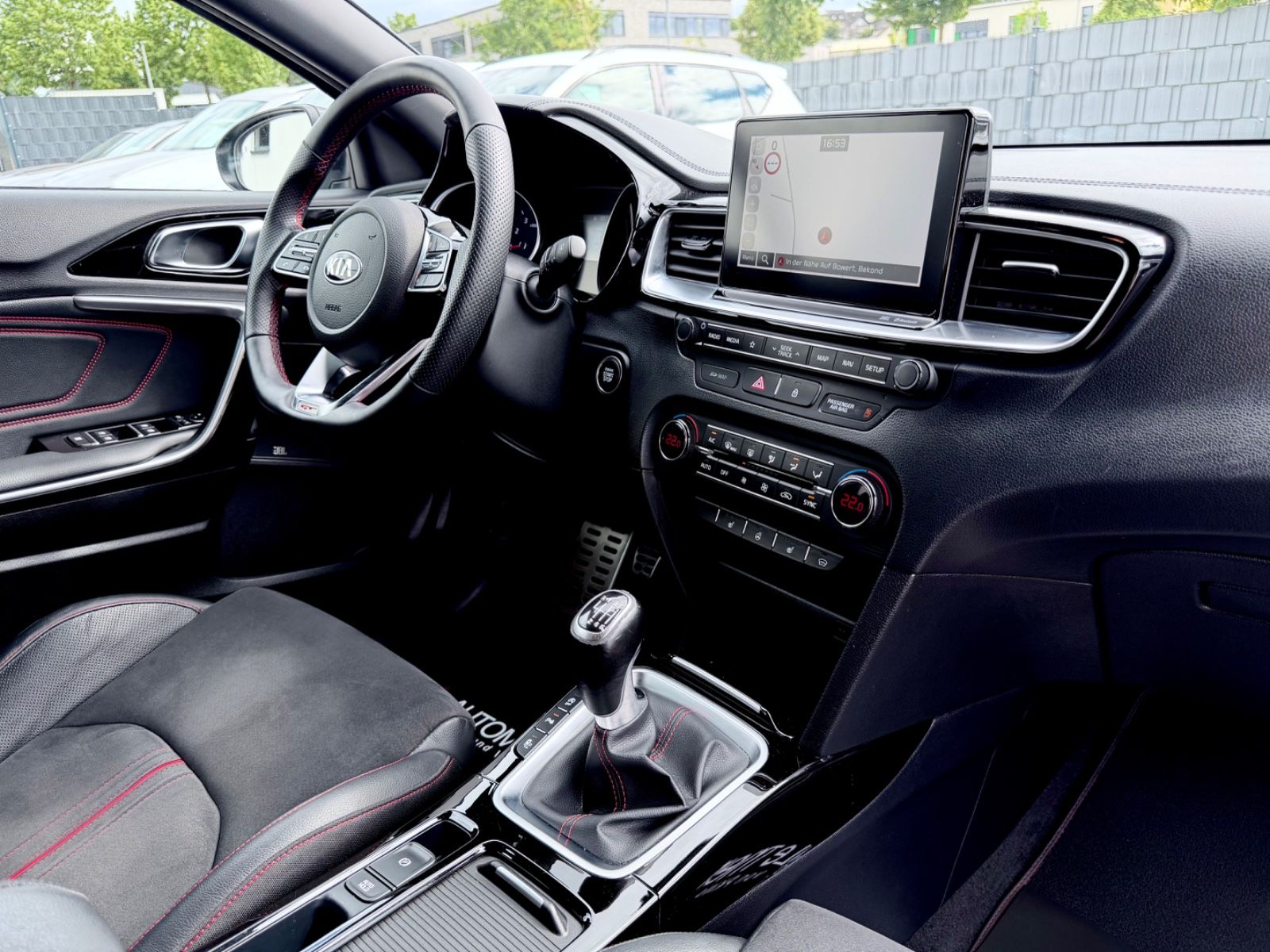 Kia ProCeed GT /NAVI/LED/CAM/CARPLAY/AHK/GARANTIE/ - Bild 12 Kia ProCeed GT /NAVI/LED/CAM/CARPLAY/AHK/GARANTIE/ in DELUXE WHITE als Kombi - Fahrzeugfoto 12