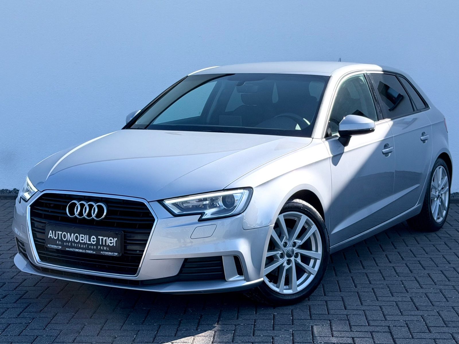 Audi A3 Sportback sport 35 TFSI /NAVI/LED/PDC/GARANT in Silber als Limousine - Fahrzeugfoto 1