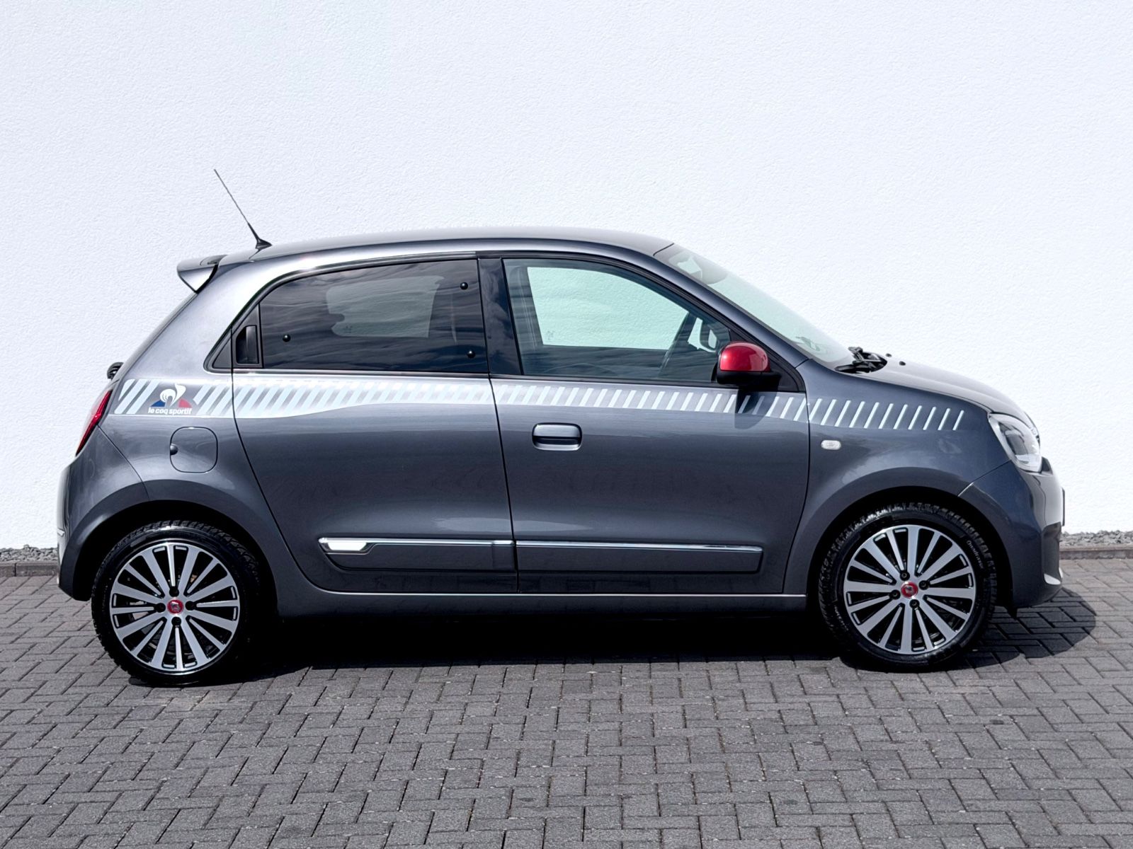 Renault Twingo Le Coq Sportif /SERVICE/TÜV/GARANTIE/ - Bild 4 Renault Twingo Le Coq Sportif /SERVICE/TÜV/GARANTIE/ in LUNAR GREY als Kleinwagen - Fahrzeugfoto 4
