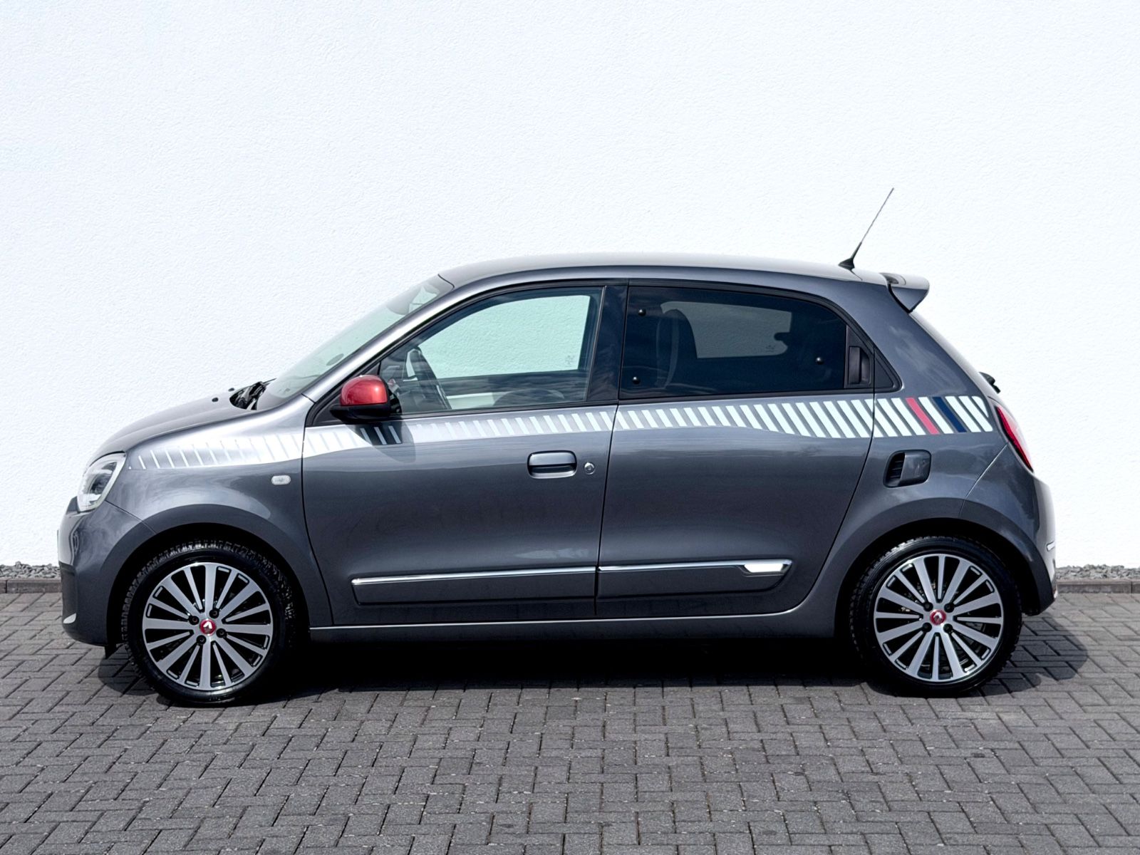 Renault Twingo Le Coq Sportif /SERVICE/TÜV/GARANTIE/ - Bild 8 Renault Twingo Le Coq Sportif /SERVICE/TÜV/GARANTIE/ in LUNAR GREY als Kleinwagen - Fahrzeugfoto 8