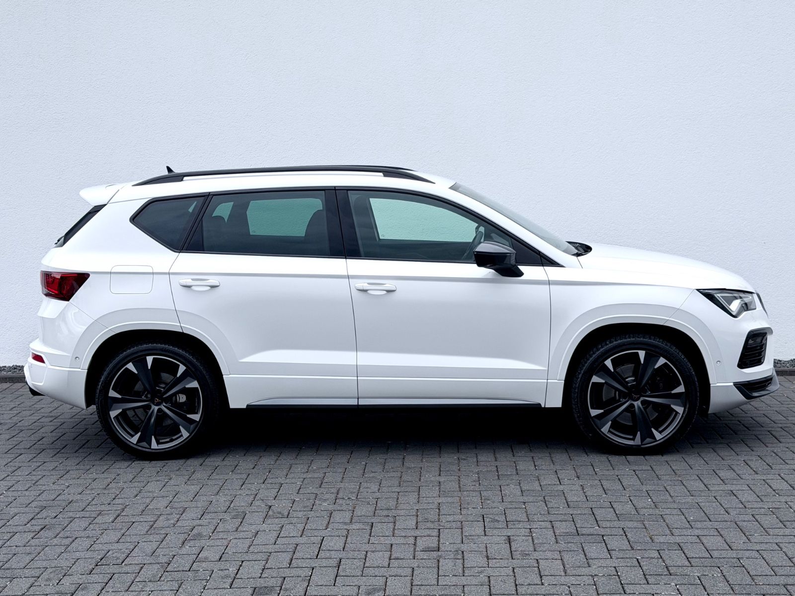 Cupra Ateca VZ 2.0 TSI DSG 4Drive /NAVI/LED/360°CAM/ - Bild 4 Cupra Ateca VZ 2.0 TSI DSG 4Drive /NAVI/LED/360°CAM/ in "Bila" Weiss als SUV/Geländewagen/Pickup - Fahrzeugfoto 4
