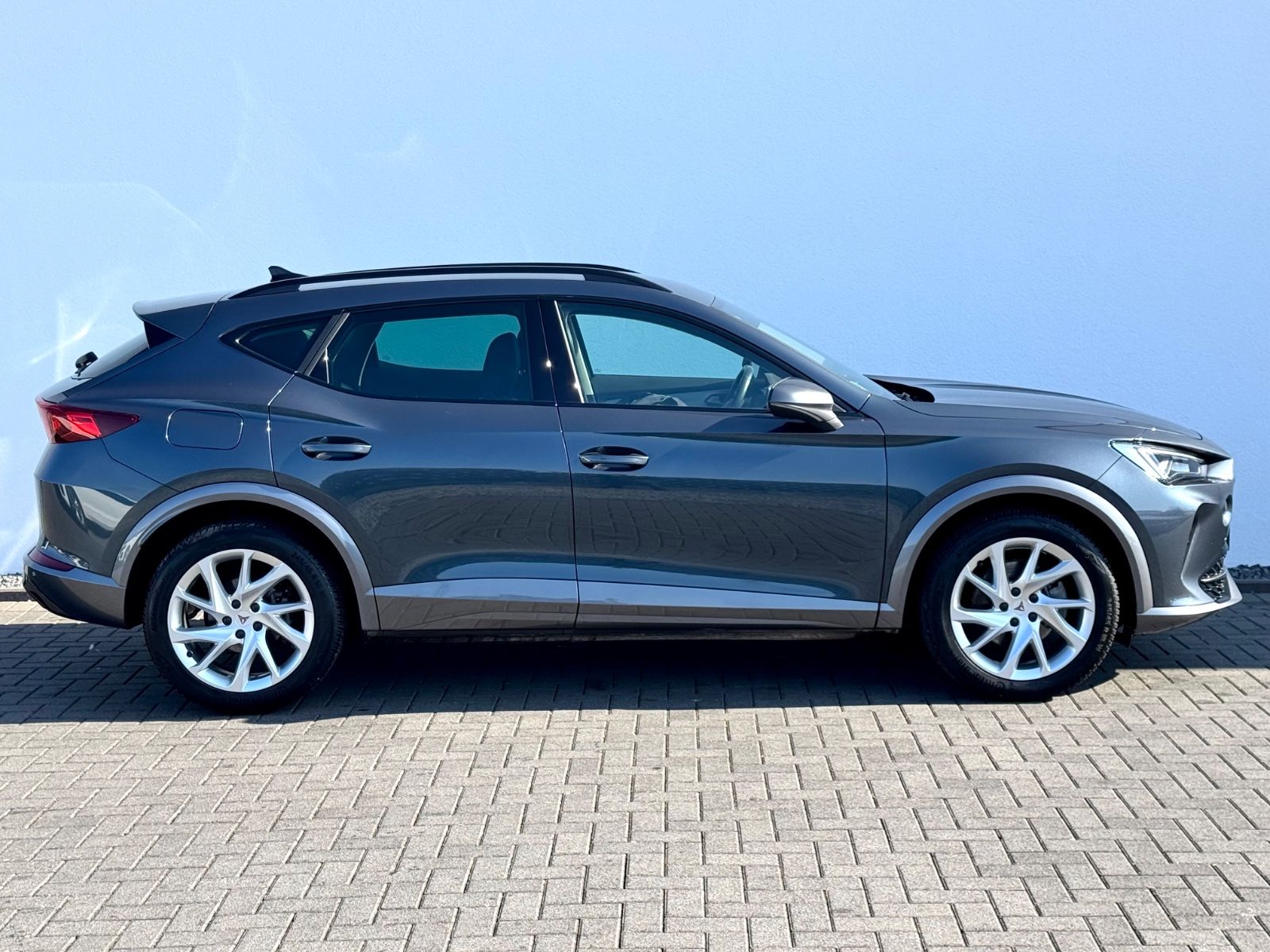 Cupra Formentor 1.4 e-Hybrid /NAVI/LED/ACC/1.HAND/ - Bild 4 Cupra Formentor 1.4 e-Hybrid /NAVI/LED/ACC/1.HAND/ in Grau als SUV/Geländewagen/Pickup - Fahrzeugfoto 4