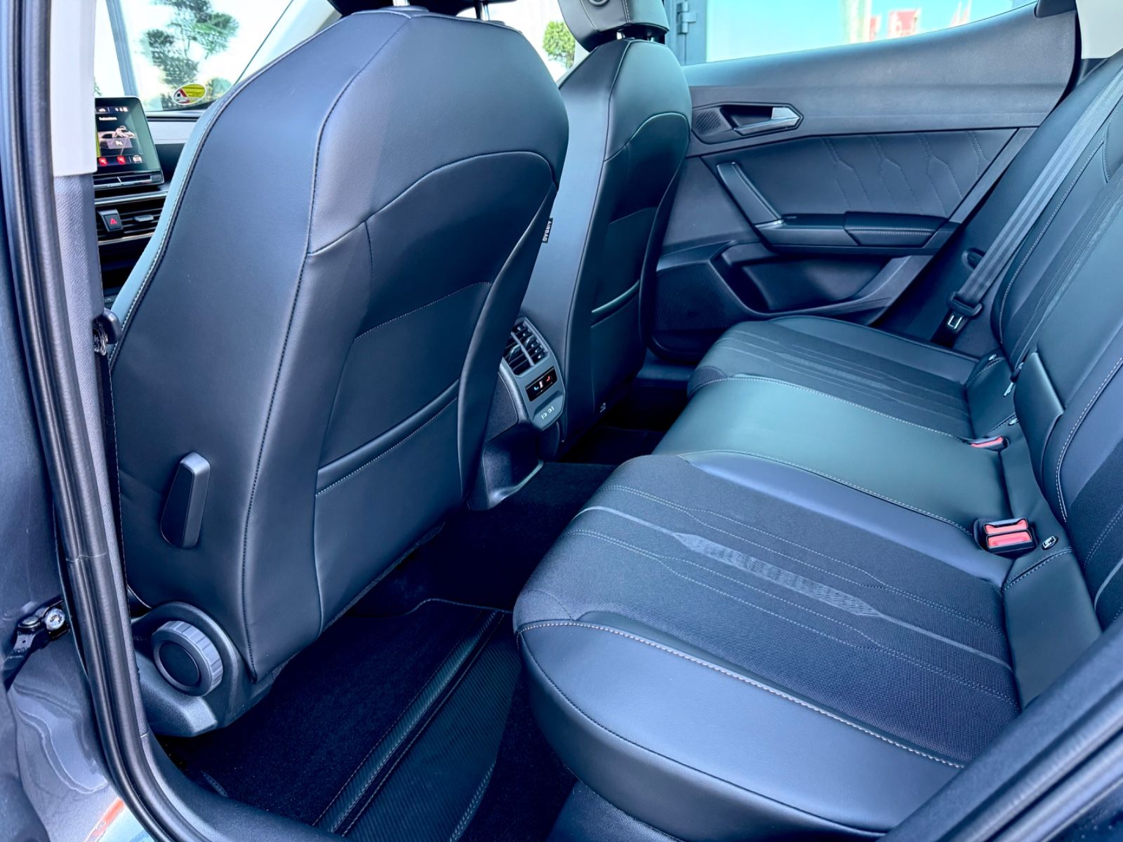 Cupra Formentor 1.4 e-Hybrid /NAVI/LED/ACC/1.HAND/ - Bild 14 Cupra Formentor 1.4 e-Hybrid /NAVI/LED/ACC/1.HAND/ in Grau als SUV/Geländewagen/Pickup - Fahrzeugfoto 14