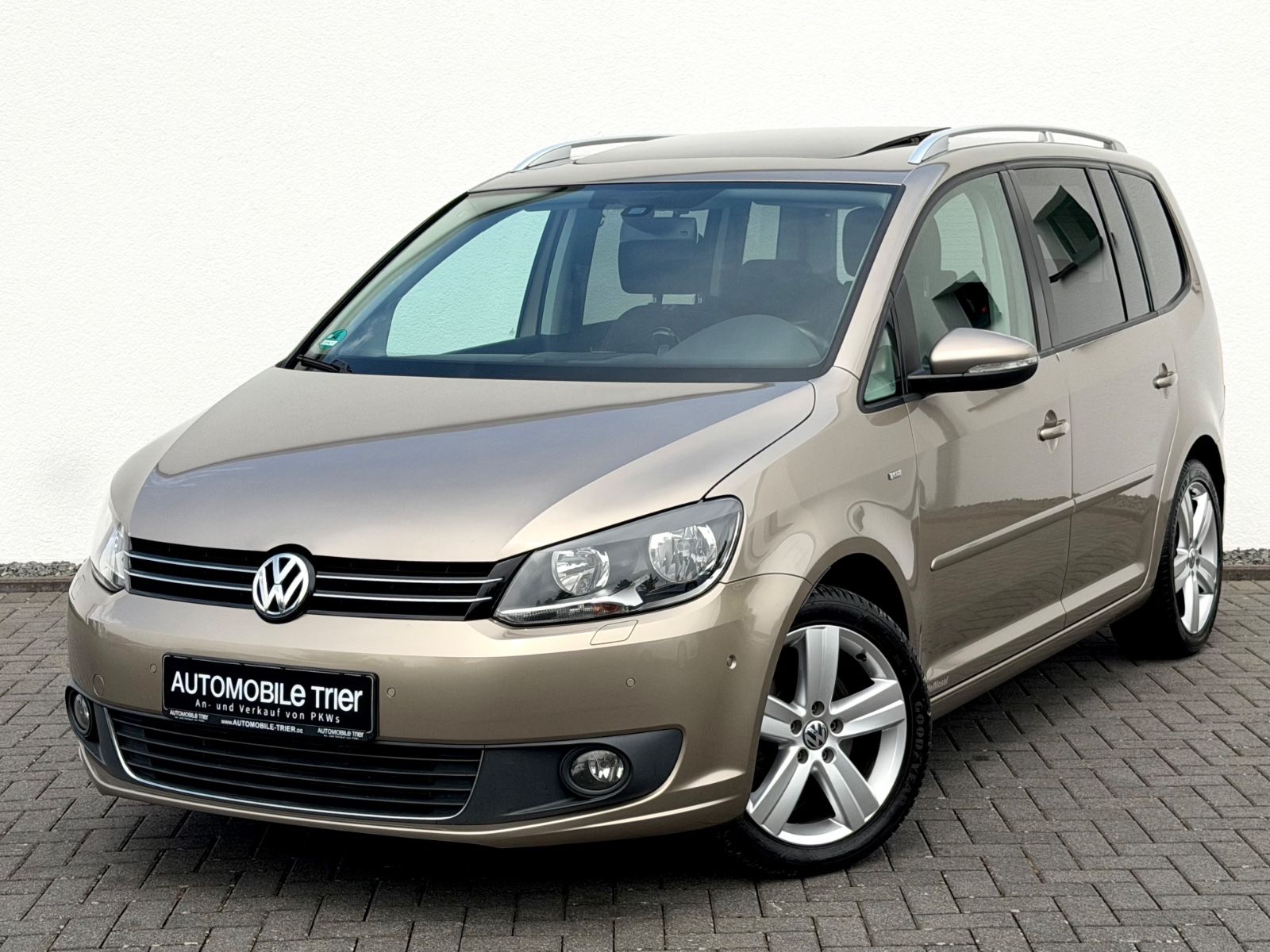 Volkswagen Touran Cup 2.0 TDI /7.SITZER/NAVI/PANO/PDC/ in Beige als Van/Minibus - Fahrzeugfoto 1
