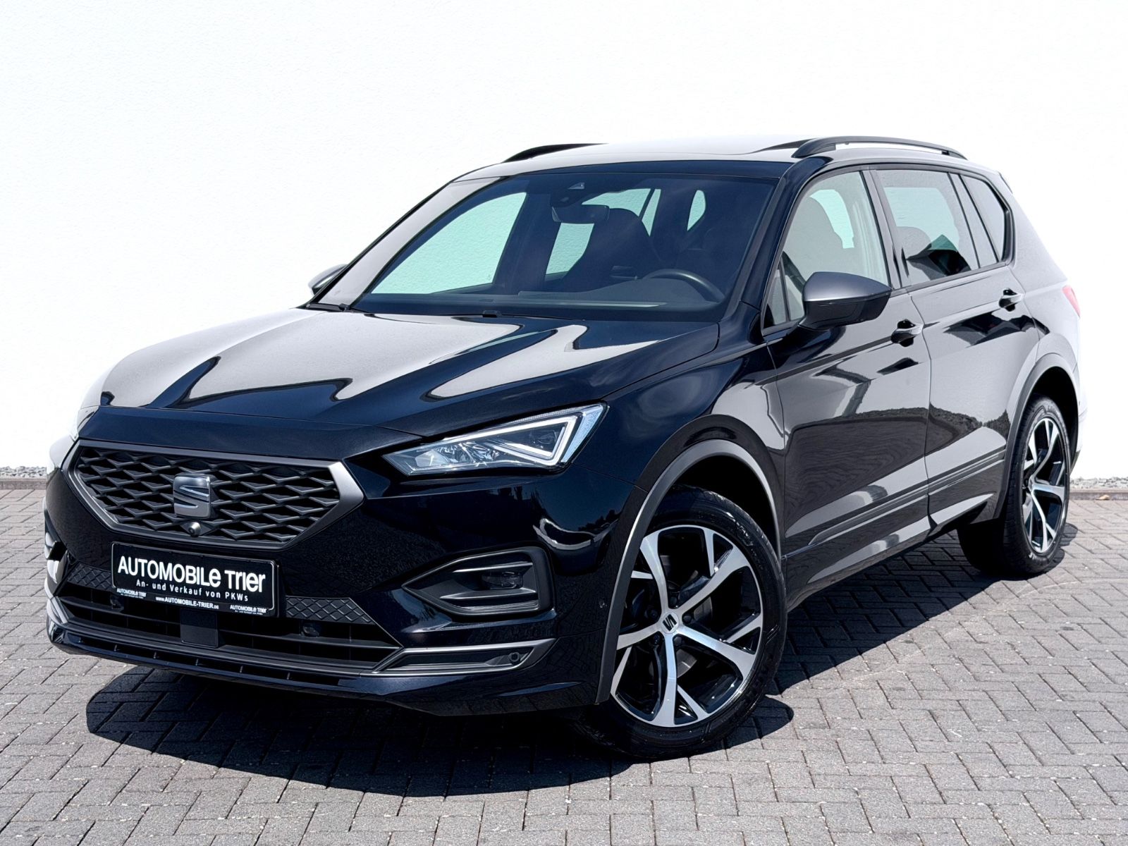 Seat Tarraco FR 4Drive in Schwarz als SUV/Geländewagen/Pickup - Fahrzeugfoto 1