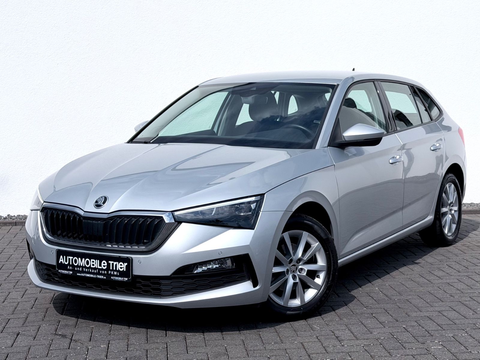 Skoda Scala LED/CAM/CARPLAY/1.HAND/GARANTIE/ in Silber als Kombi - Fahrzeugfoto 1