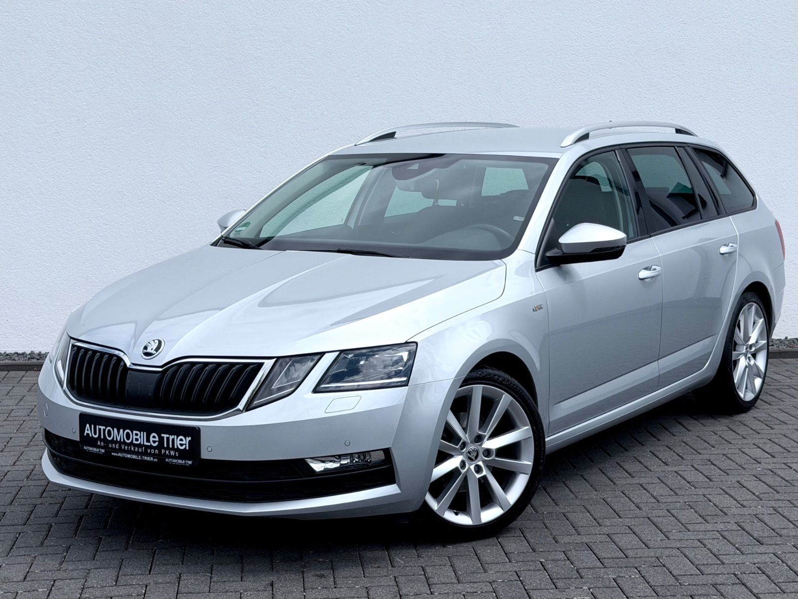 Skoda Octavia Combi 1.5 TSI DSG /NAVI/LED/ACC/CARPLAY/ in Silber als Kombi - Fahrzeugfoto 1