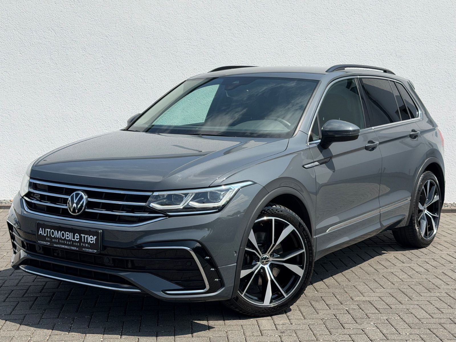 Volkswagen Tiguan R-Line 2.0 TDI DSG 4M /IQ LIGHT/20''/AHK/ in Grau als SUV/Geländewagen/Pickup - Fahrzeugfoto 1