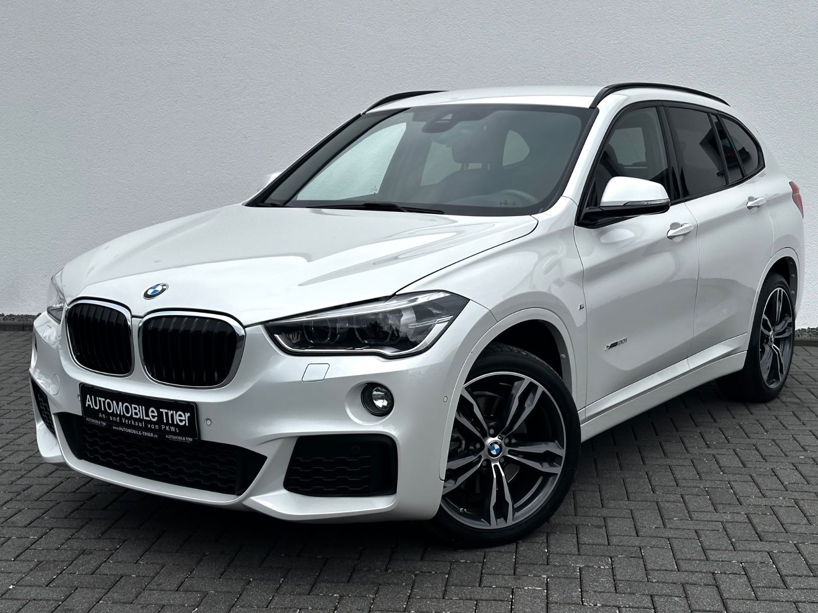 BMW X1 xDrive 20i M Sport Paket/LED/HUD/CAM/GARANTIE in Weiß als SUV/Geländewagen/Pickup - Fahrzeugfoto 1