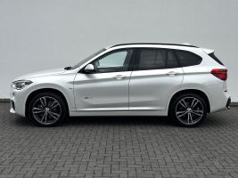 BMW X1 xDrive 20i M Sport Paket/LED/HUD/CAM/GARANTIE in Weiß als SUV/Geländewagen/Pickup - Fahrzeugfoto 8
