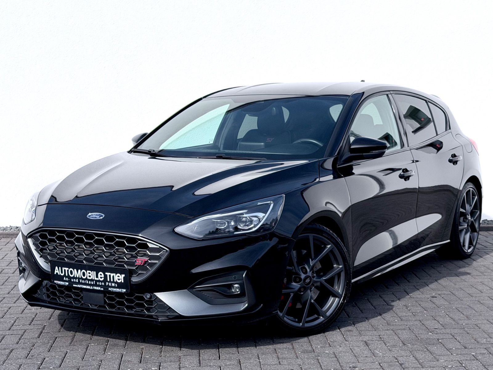 Ford Focus Lim. ST /PERFORMANCE/LED/ACC/CAM/1.HAND/ in Schwarz als Limousine - Fahrzeugfoto 1