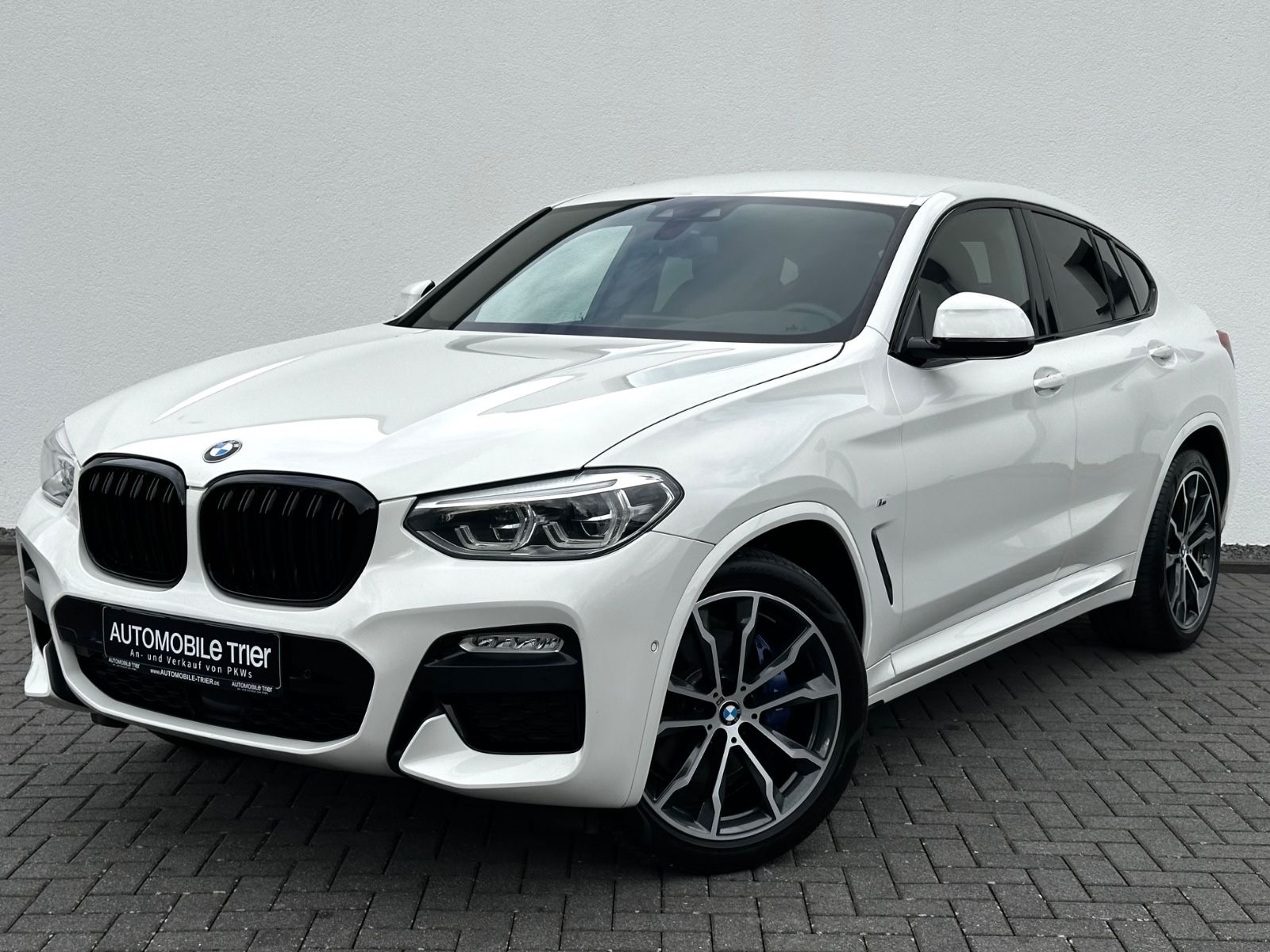 BMW X4 30d xDrive M Sport Paket in Weiß als SUV/Geländewagen/Pickup - Fahrzeugfoto 1