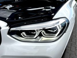 BMW X4 30d xDrive M Sport Paket in Weiß als SUV/Geländewagen/Pickup - Fahrzeugfoto 32