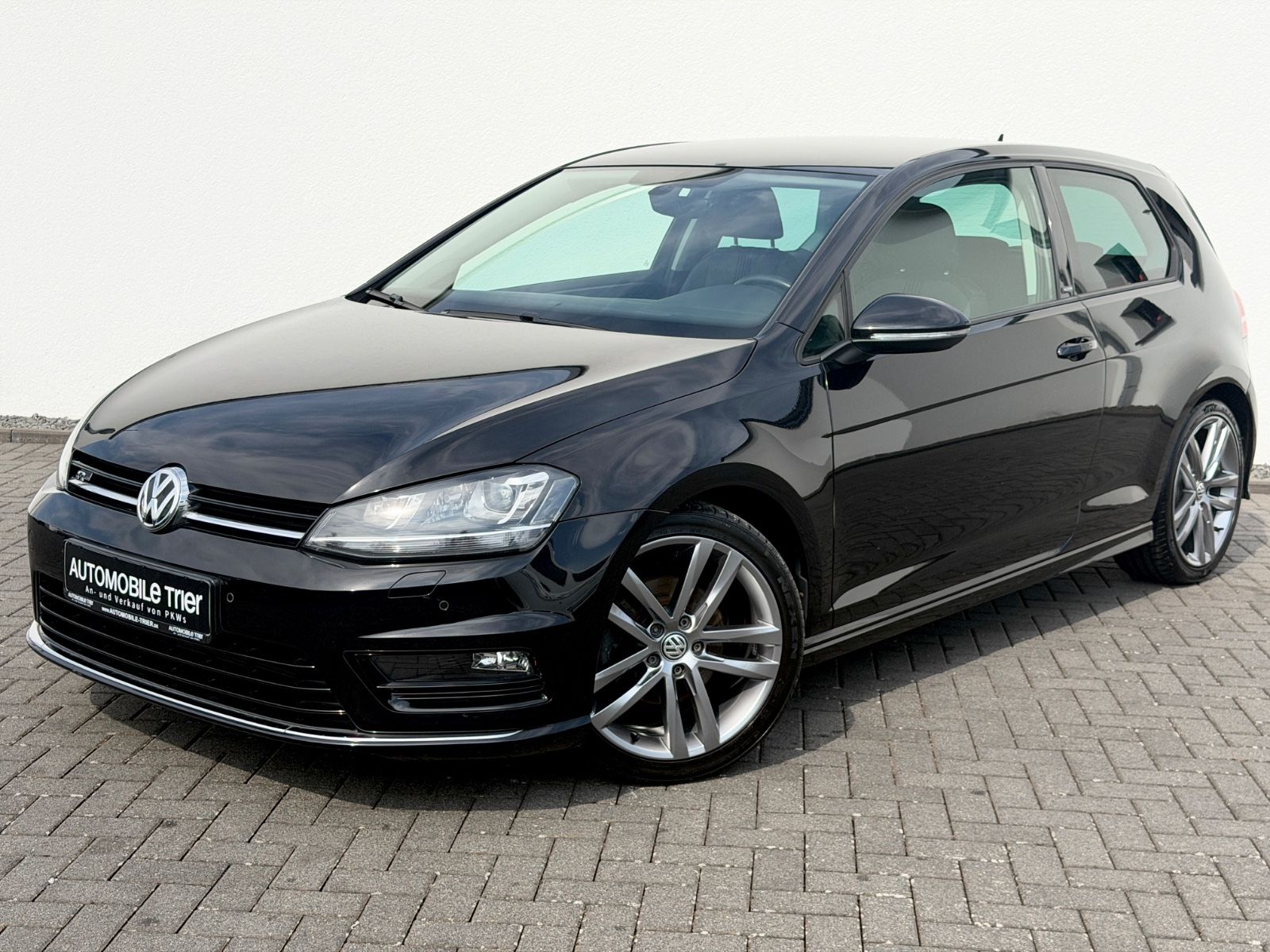 Volkswagen Golf 7 1.4 TSI R Line/NAVI/BI-XENON/PDC/GARANTIE in Schwarz als Kleinwagen - Fahrzeugfoto 1