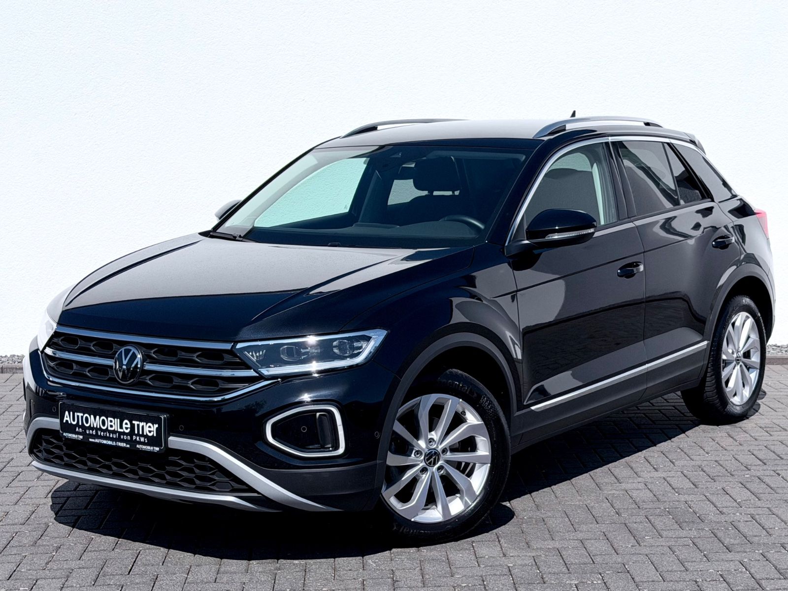 Volkswagen T-Roc 1.5 TSI /IQ/CAM/CARPLAY/1.HAND/GARANTIE in Schwarz als SUV/Geländewagen/Pickup - Fahrzeugfoto 1
