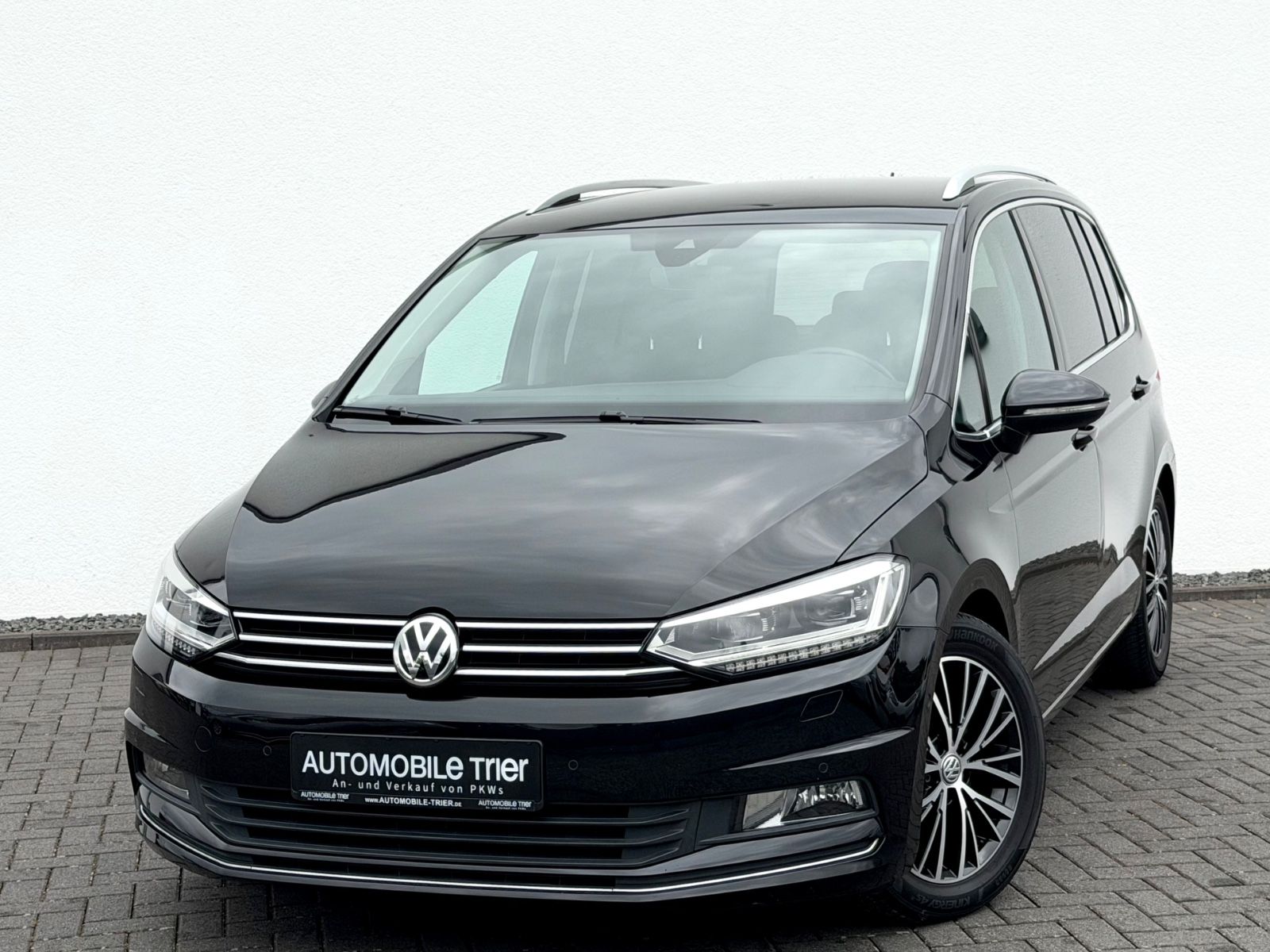 Volkswagen Touran Highline 1.8 TSI DSG /NAVI/LED/ACC/CAM/ in Schwarz als Van/Minibus - Fahrzeugfoto 1