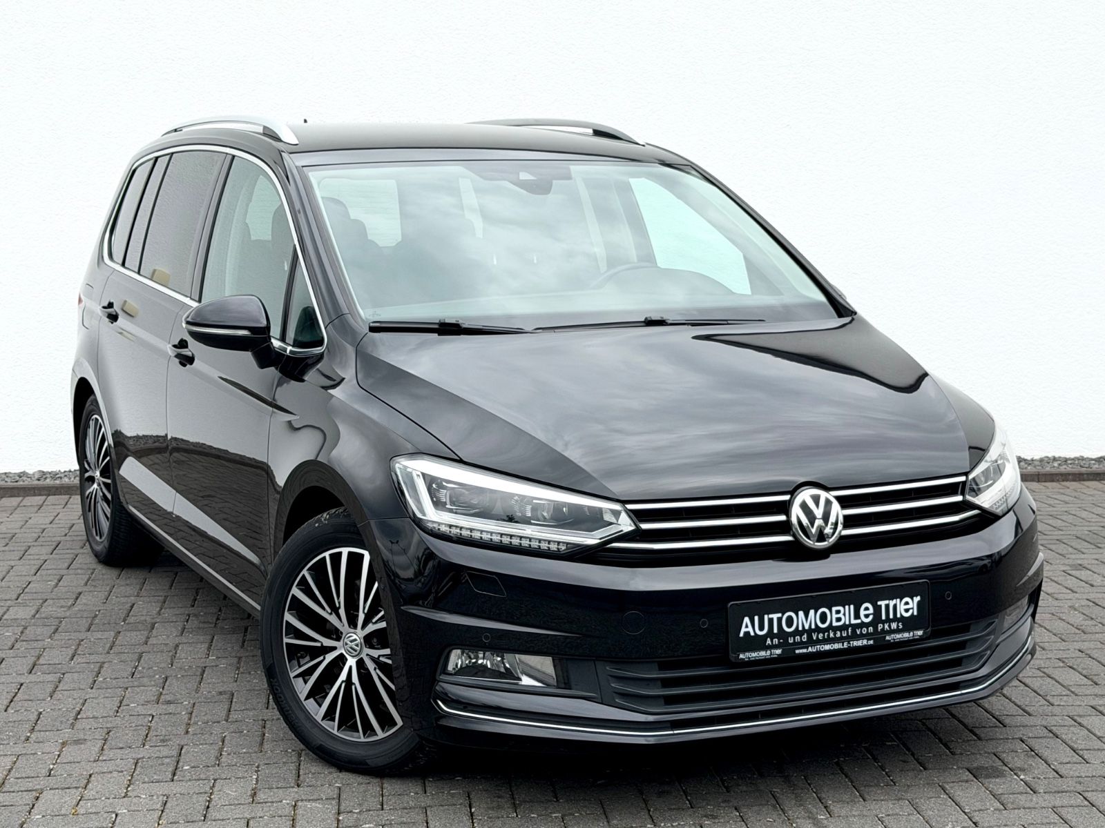 Volkswagen Touran Highline 1.8 TSI DSG /NAVI/LED/ACC/CAM/ - Bild 3 Volkswagen Touran Highline 1.8 TSI DSG /NAVI/LED/ACC/CAM/ in Schwarz als Van/Minibus - Fahrzeugfoto 3