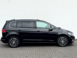 Volkswagen Touran Highline 1.8 TSI DSG /NAVI/LED/ACC/CAM/ in Schwarz als Van/Minibus - Fahrzeugfoto 4
