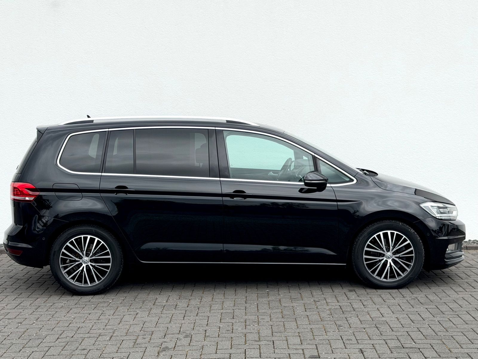 Volkswagen Touran Highline 1.8 TSI DSG /NAVI/LED/ACC/CAM/ - Bild 4 Volkswagen Touran Highline 1.8 TSI DSG /NAVI/LED/ACC/CAM/ in Schwarz als Van/Minibus - Fahrzeugfoto 4