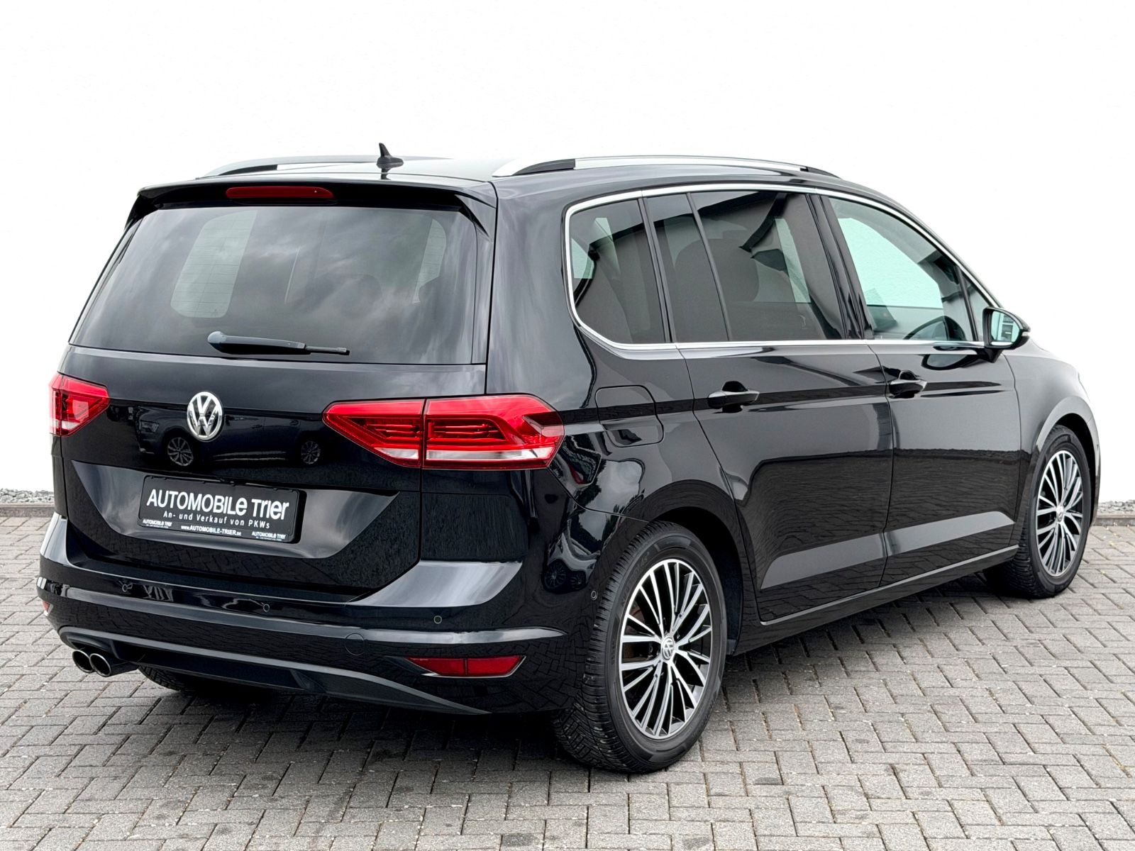 Volkswagen Touran Highline 1.8 TSI DSG /NAVI/LED/ACC/CAM/ - Bild 5 Volkswagen Touran Highline 1.8 TSI DSG /NAVI/LED/ACC/CAM/ in Schwarz als Van/Minibus - Fahrzeugfoto 5