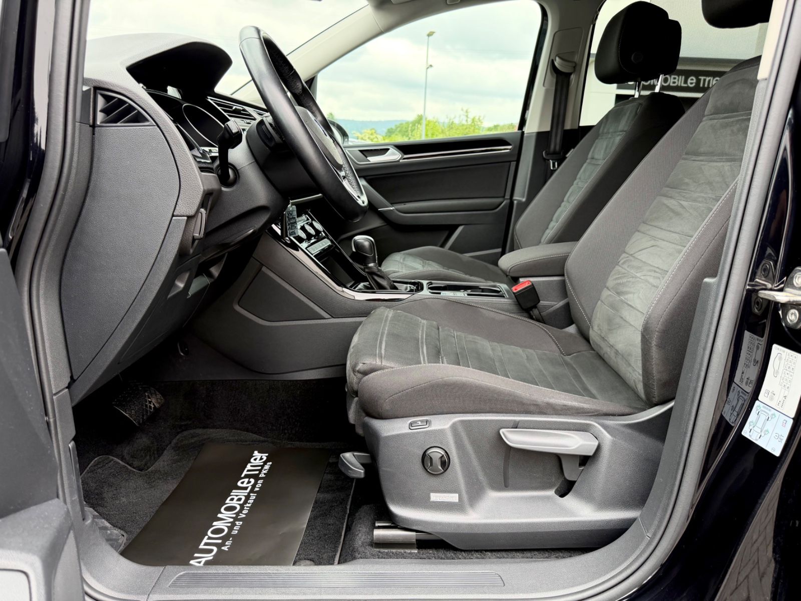 Volkswagen Touran Highline 1.8 TSI DSG /NAVI/LED/ACC/CAM/ - Bild 7 Volkswagen Touran Highline 1.8 TSI DSG /NAVI/LED/ACC/CAM/ in Schwarz als Van/Minibus - Fahrzeugfoto 7
