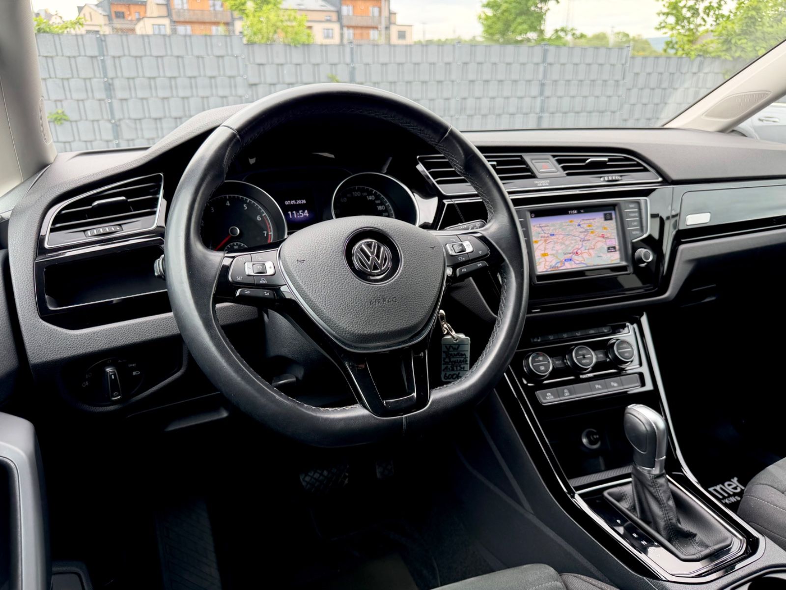 Volkswagen Touran Highline 1.8 TSI DSG /NAVI/LED/ACC/CAM/ - Bild 8 Volkswagen Touran Highline 1.8 TSI DSG /NAVI/LED/ACC/CAM/ in Schwarz als Van/Minibus - Fahrzeugfoto 8