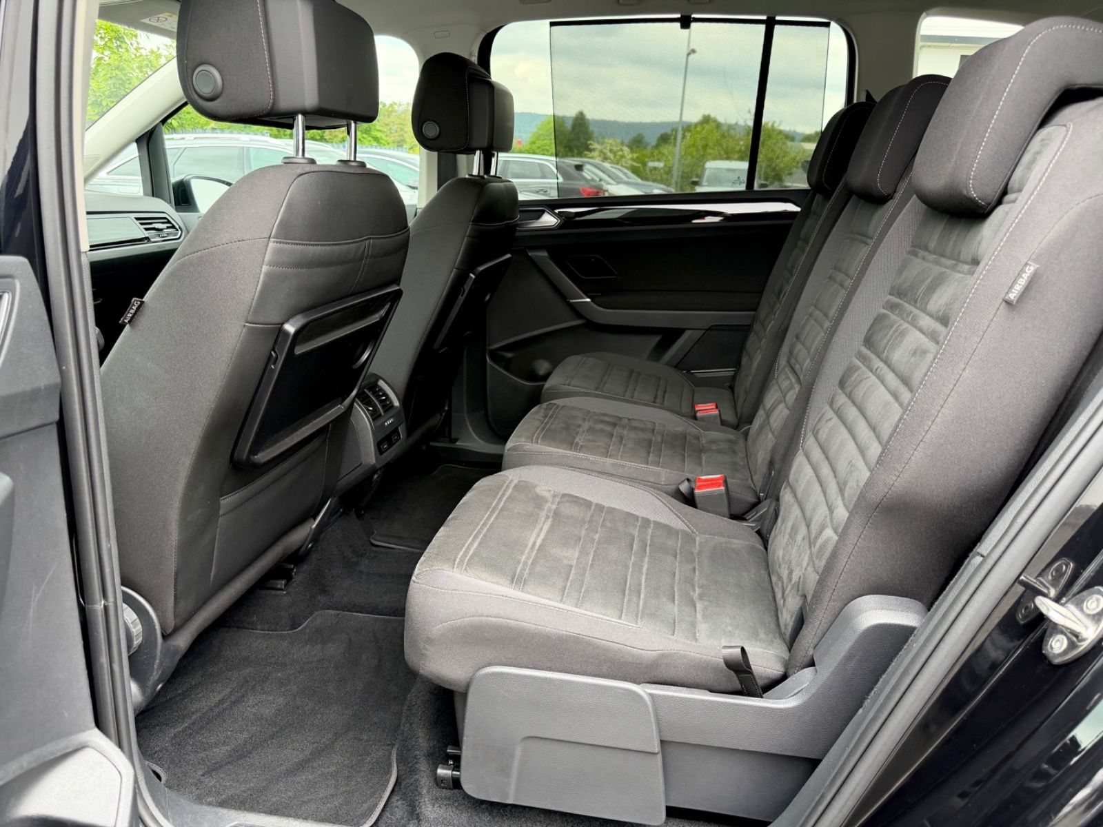 Volkswagen Touran Highline 1.8 TSI DSG /NAVI/LED/ACC/CAM/ - Bild 11 Volkswagen Touran Highline 1.8 TSI DSG /NAVI/LED/ACC/CAM/ in Schwarz als Van/Minibus - Fahrzeugfoto 11