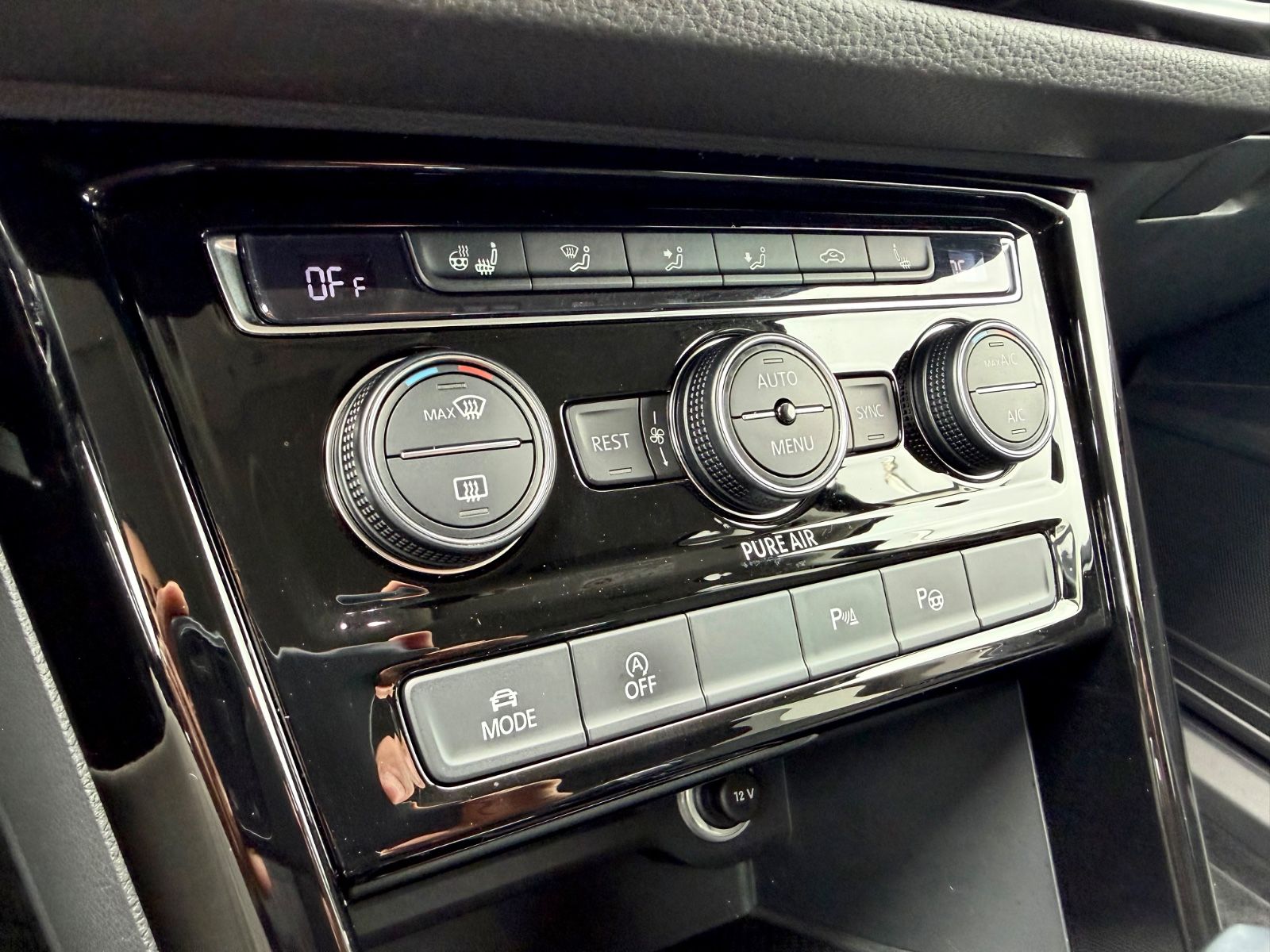 Volkswagen Touran Highline 1.8 TSI DSG /NAVI/LED/ACC/CAM/ - Bild 16 Volkswagen Touran Highline 1.8 TSI DSG /NAVI/LED/ACC/CAM/ in Schwarz als Van/Minibus - Fahrzeugfoto 16