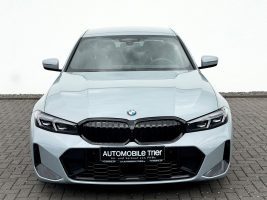 BMW 320i M Sport Paket /LED/ACC/HUD/360°CAM/GARANTIE in Grau als Limousine - Fahrzeugfoto 2