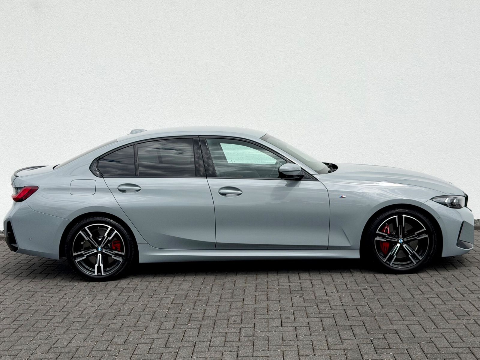 BMW 320i M Sport Paket /LED/ACC/HUD/360°CAM/GARANTIE - Bild 4 BMW 320i M Sport Paket /LED/ACC/HUD/360°CAM/GARANTIE in BROOKLYN GRAU als Limousine - Fahrzeugfoto 4