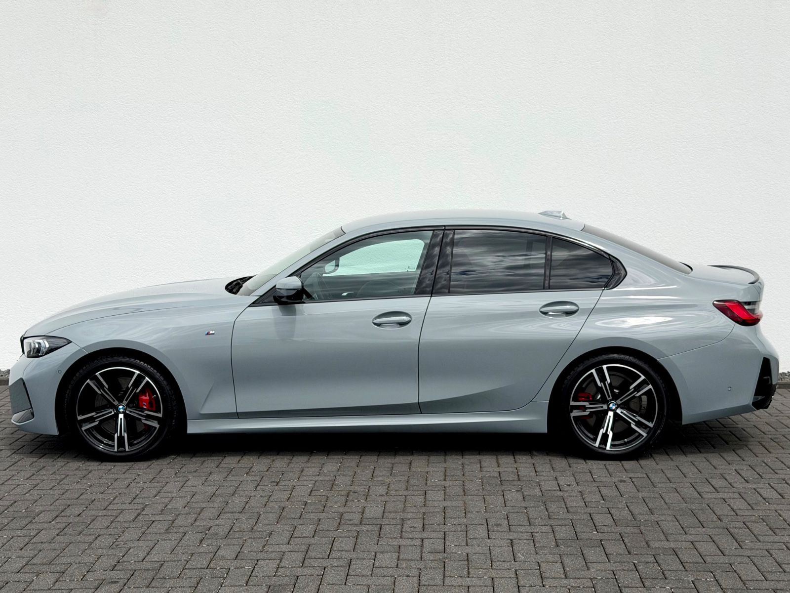 BMW 320i M Sport Paket /LED/ACC/HUD/360°CAM/GARANTIE - Bild 8 BMW 320i M Sport Paket /LED/ACC/HUD/360°CAM/GARANTIE in BROOKLYN GRAU als Limousine - Fahrzeugfoto 8