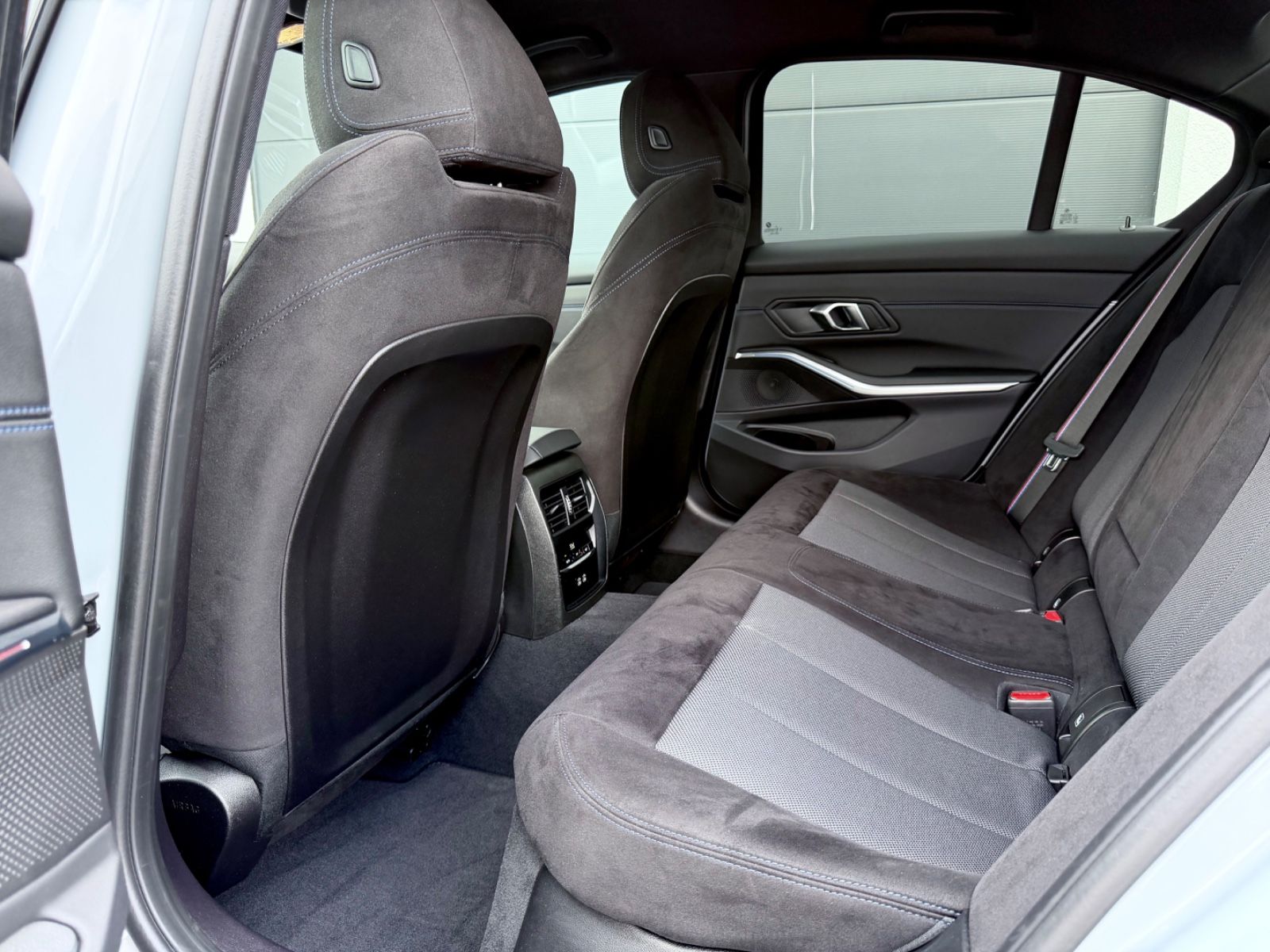 BMW 320i M Sport Paket /LED/ACC/HUD/360°CAM/GARANTIE - Bild 14 BMW 320i M Sport Paket /LED/ACC/HUD/360°CAM/GARANTIE in BROOKLYN GRAU als Limousine - Fahrzeugfoto 14