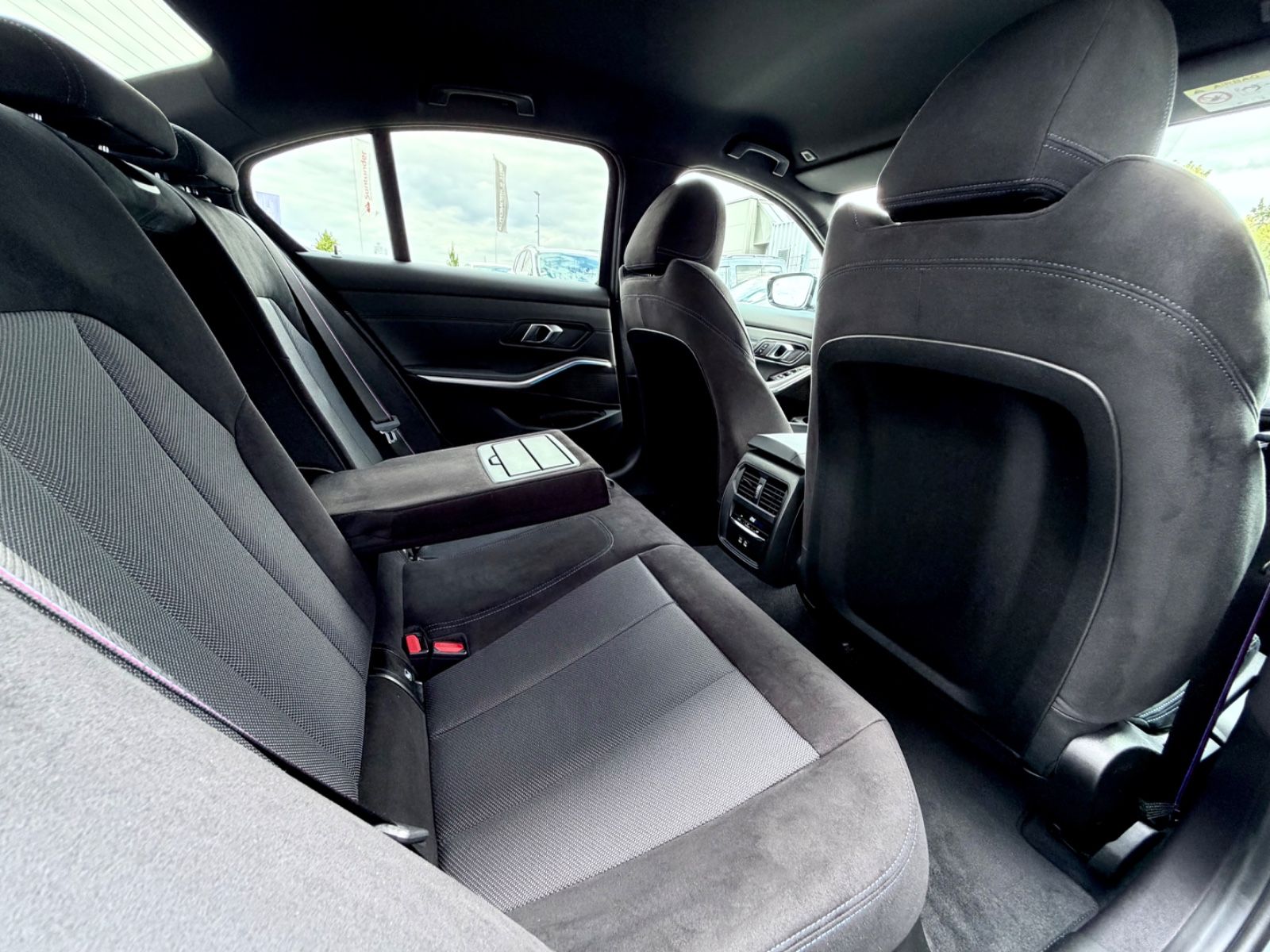 BMW 320i M Sport Paket /LED/ACC/HUD/360°CAM/GARANTIE - Bild 15 BMW 320i M Sport Paket /LED/ACC/HUD/360°CAM/GARANTIE in BROOKLYN GRAU als Limousine - Fahrzeugfoto 15
