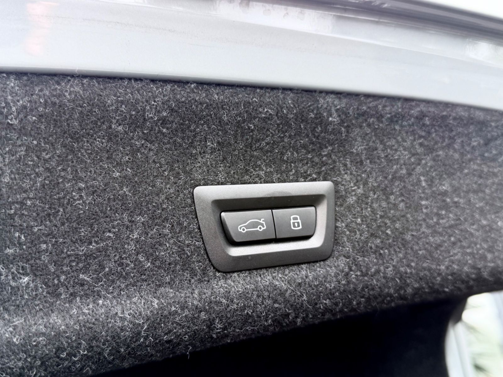 BMW 320i M Sport Paket /LED/ACC/HUD/360°CAM/GARANTIE - Bild 22 BMW 320i M Sport Paket /LED/ACC/HUD/360°CAM/GARANTIE in BROOKLYN GRAU als Limousine - Fahrzeugfoto 22