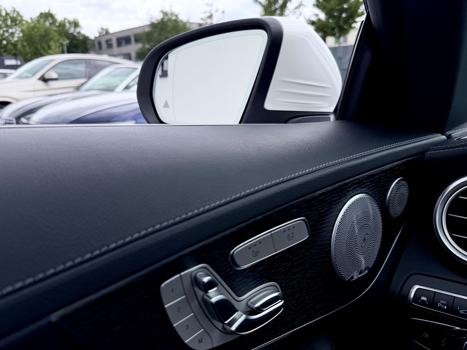 Mercedes-Benz C 63 AMG Cabrio /LED/ACC/HUD/BURM/CAM/GARANTIE/ - Bild 14 Mercedes-Benz C 63 AMG Cabrio /LED/ACC/HUD/BURM/CAM/GARANTIE/ in POLARWEISS als Cabrio/Roadster - Fahrzeugfoto 14