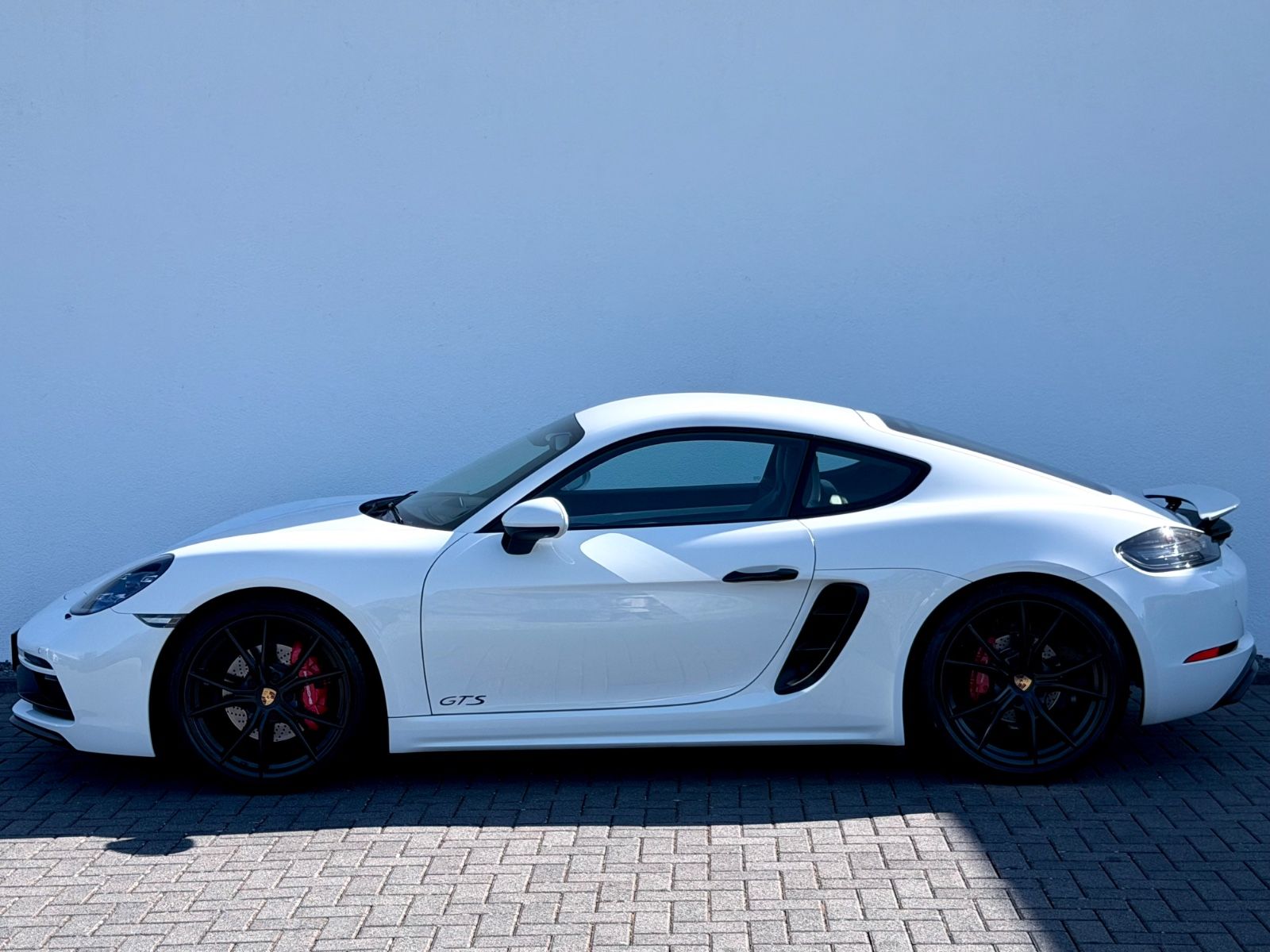 Porsche Cayman 718 GTS /PDK/LED/CARPLAY/GARANTIE/ - Bild 8 Porsche Cayman 718 GTS /PDK/LED/CARPLAY/GARANTIE/ in PURE WHITE/WEISS als Sportwagen/Coupé - Fahrzeugfoto 8