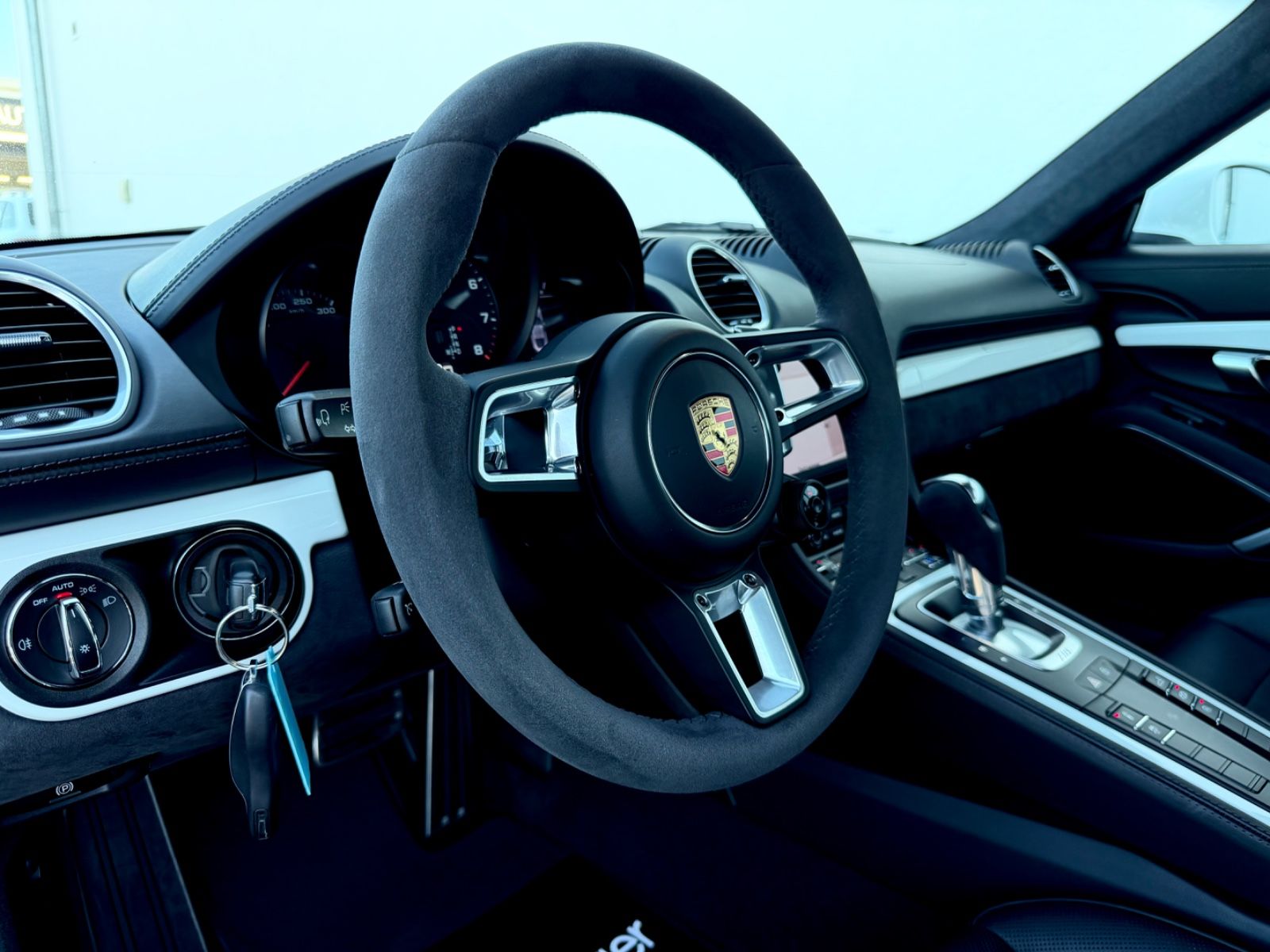 Porsche Cayman 718 GTS /PDK/LED/CARPLAY/GARANTIE/ - Bild 10 Porsche Cayman 718 GTS /PDK/LED/CARPLAY/GARANTIE/ in PURE WHITE/WEISS als Sportwagen/Coupé - Fahrzeugfoto 10