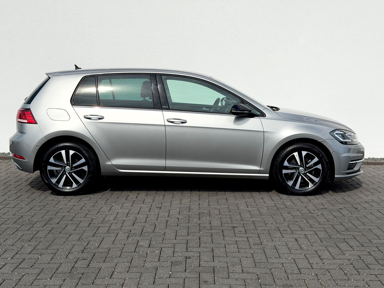 Volkswagen Golf 7 Lim. 1.5 TSI DSG IQ.DRIVE /LED/ACC/GARANT - Bild 4 Volkswagen Golf 7 Lim. 1.5 TSI DSG IQ.DRIVE /LED/ACC/GARANT in TUNGSTEN SILVER als Limousine - Fahrzeugfoto 4